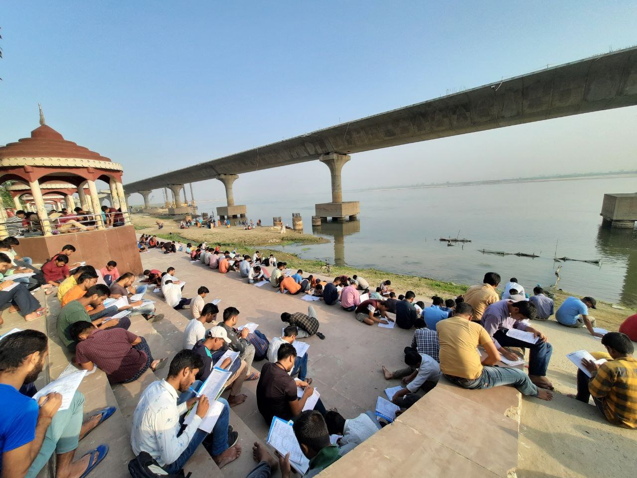 गंगा किनारे जीवंत हुआ प्राचीन गुरुकुल, पटना का गंगा घाट बना एग्जाम सेंटर, Photos देख आपको भी होगा गर्व 