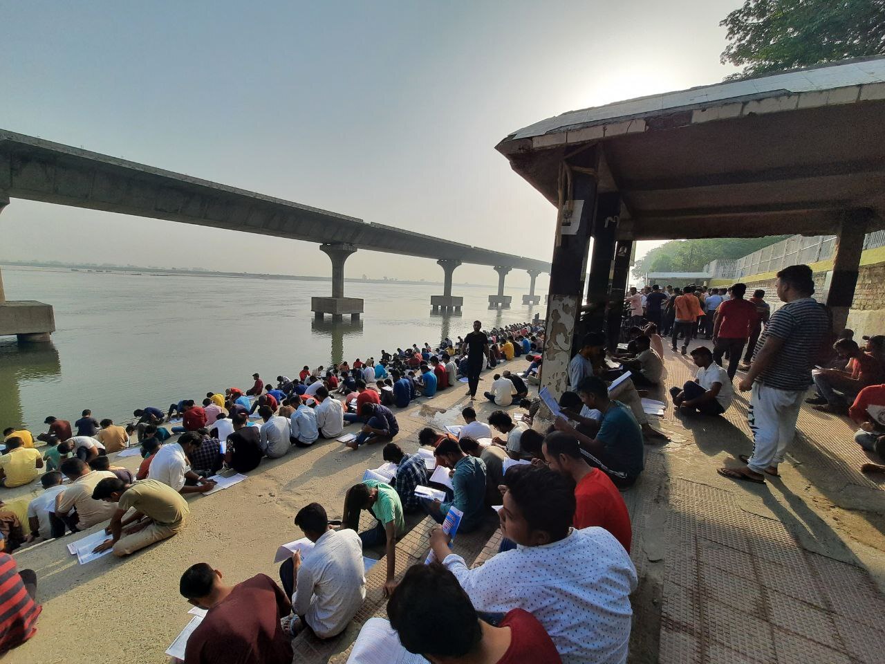 गंगा किनारे जीवंत हुआ प्राचीन गुरुकुल, पटना का गंगा घाट बना एग्जाम सेंटर, Photos देख आपको भी होगा गर्व 