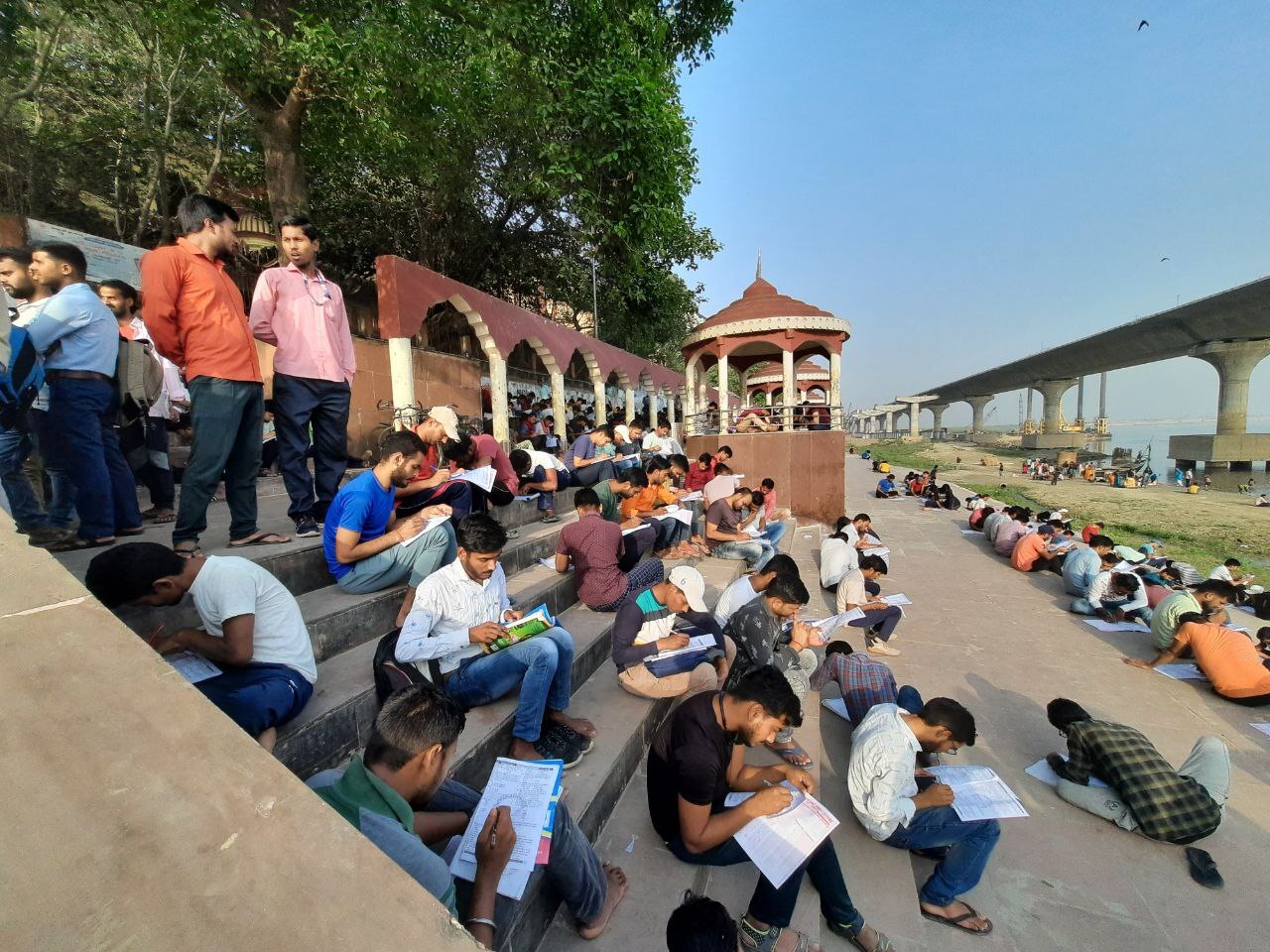 गंगा किनारे जीवंत हुआ प्राचीन गुरुकुल, पटना का गंगा घाट बना एग्जाम सेंटर, Photos देख आपको भी होगा गर्व 