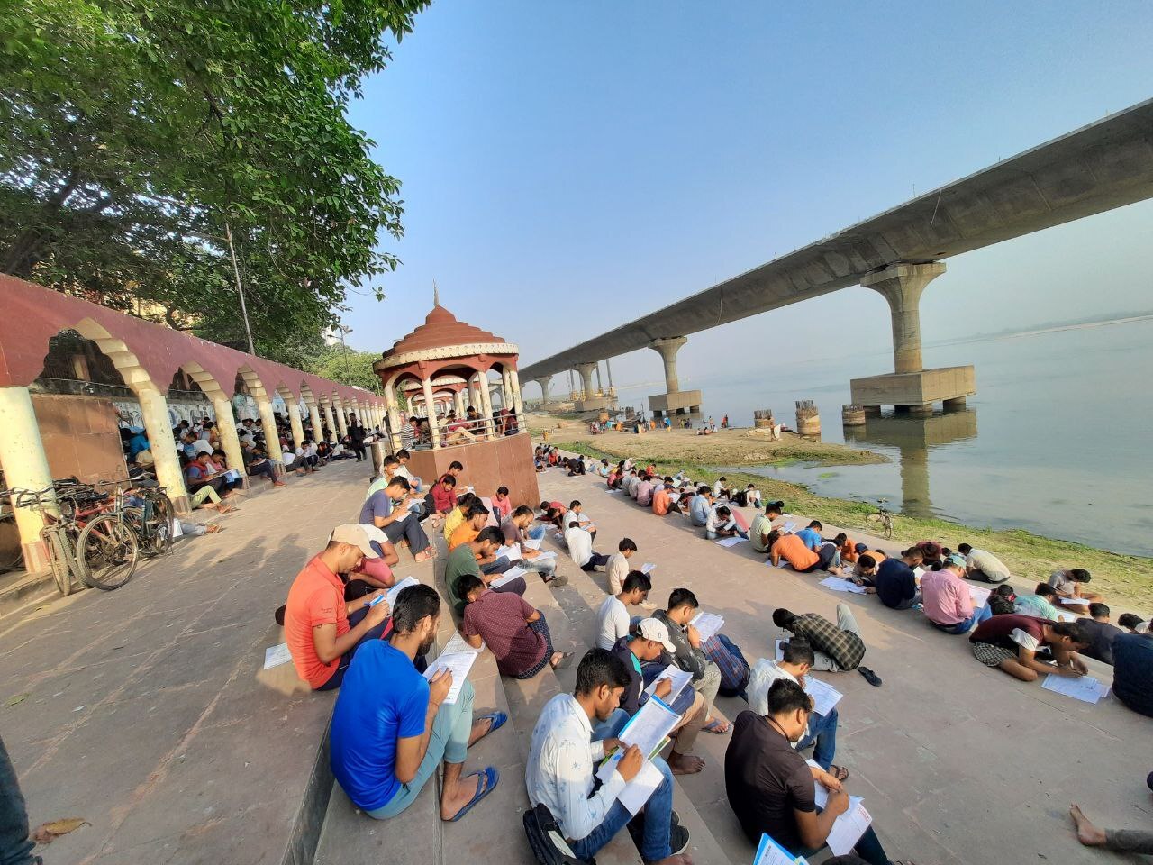 गंगा किनारे जीवंत हुआ प्राचीन गुरुकुल, पटना का गंगा घाट बना एग्जाम सेंटर, Photos देख आपको भी होगा गर्व 