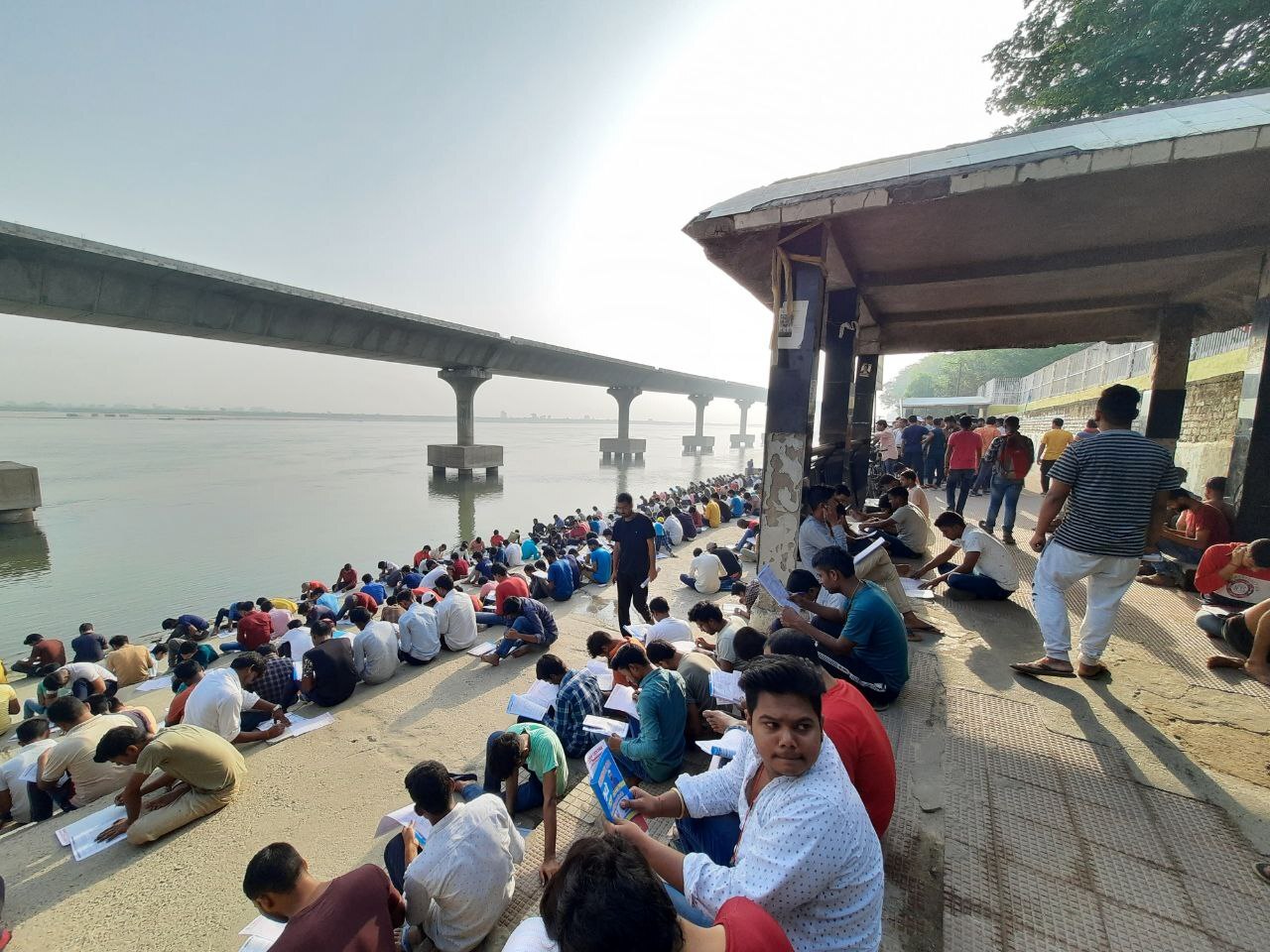 गंगा किनारे जीवंत हुआ प्राचीन गुरुकुल, पटना का गंगा घाट बना एग्जाम सेंटर, Photos देख आपको भी होगा गर्व 