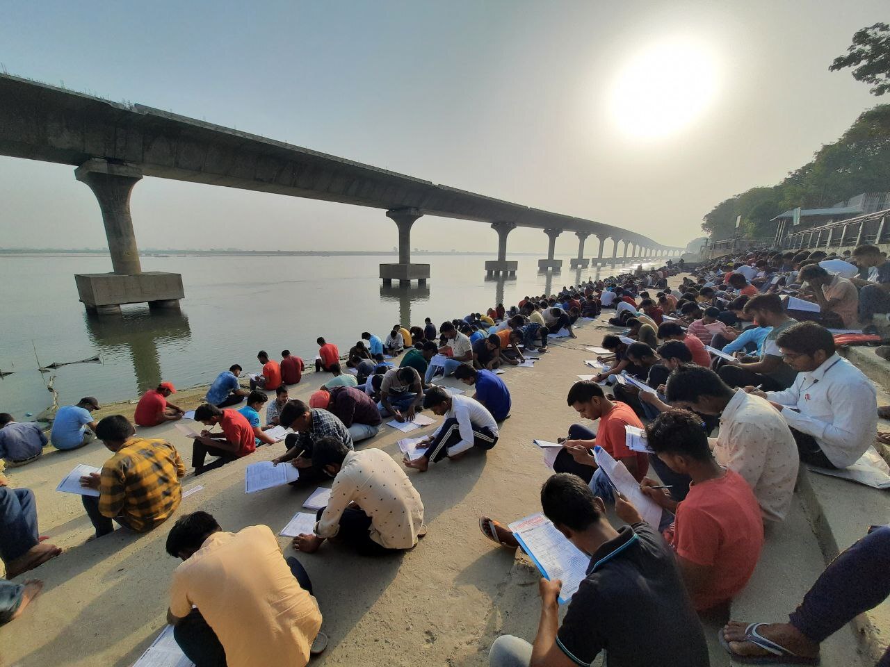 गंगा किनारे जीवंत हुआ प्राचीन गुरुकुल, पटना का गंगा घाट बना एग्जाम सेंटर, Photos देख आपको भी होगा गर्व 