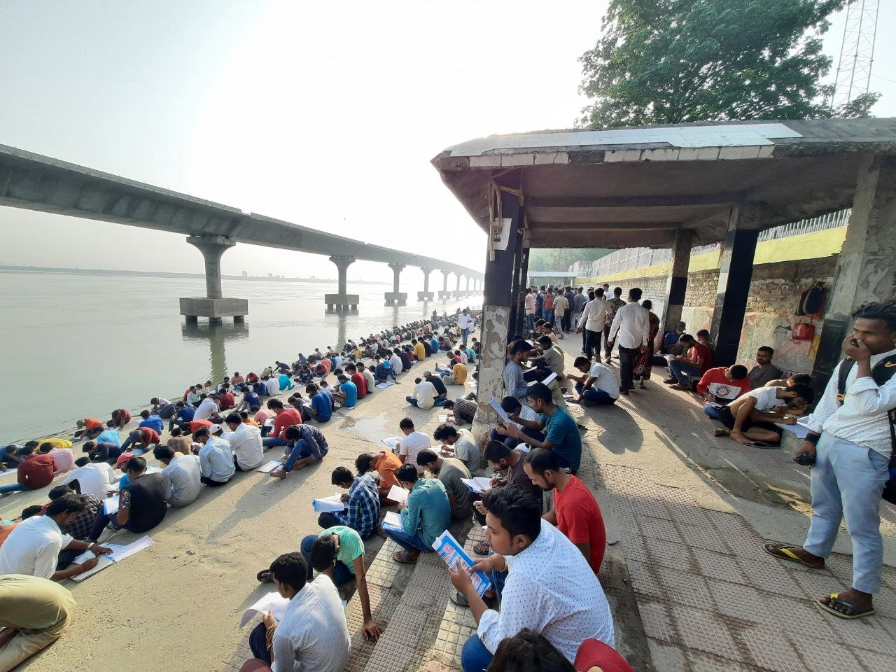 गंगा किनारे जीवंत हुआ प्राचीन गुरुकुल, पटना का गंगा घाट बना एग्जाम सेंटर, Photos देख आपको भी होगा गर्व 