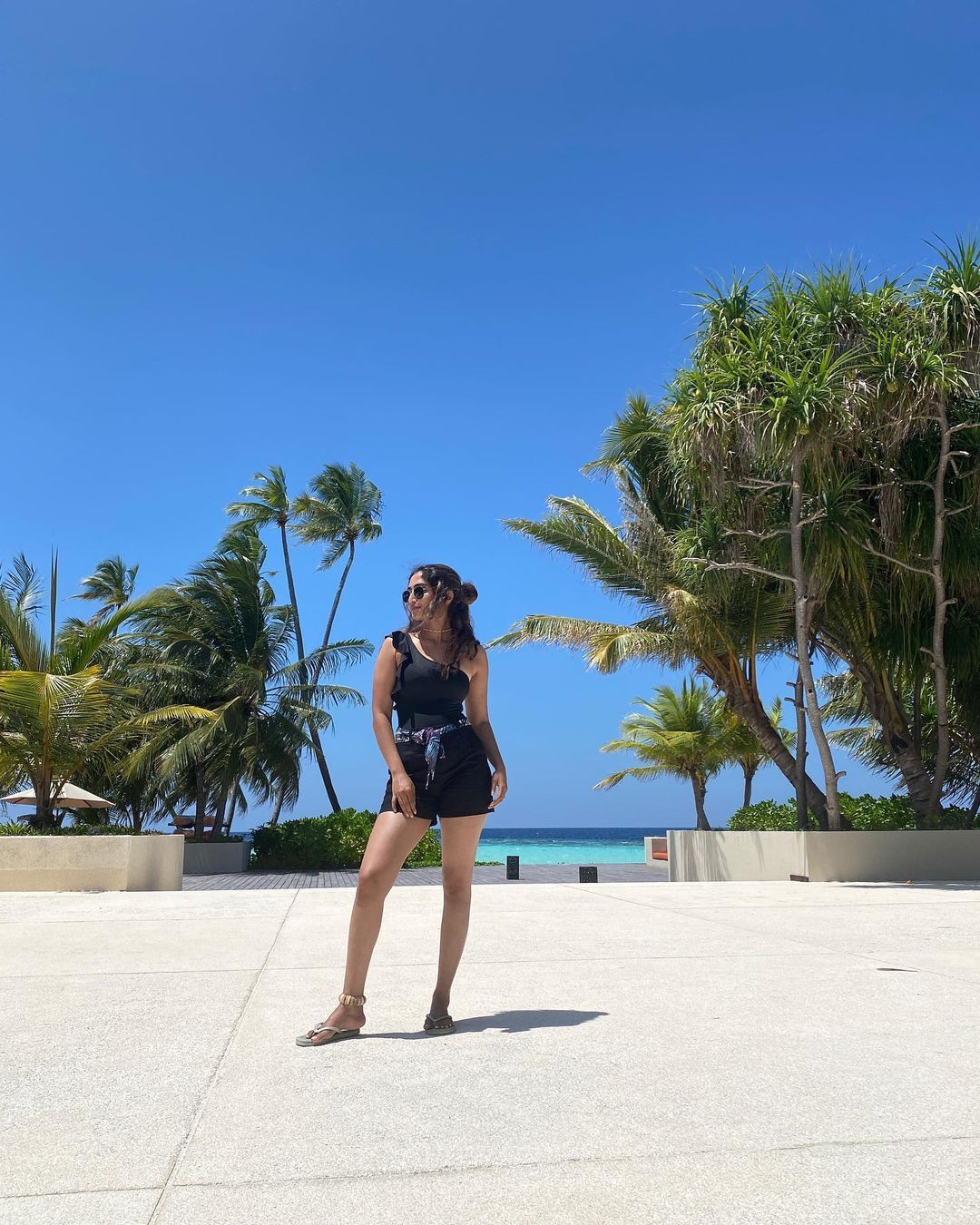 സൺ കിസസ്സ് റെബ മോണിക്ക; അതല്ലെ ശെരി....വൈറലായ ചിത്രങ്ങൾ ഇങ്ങനെ