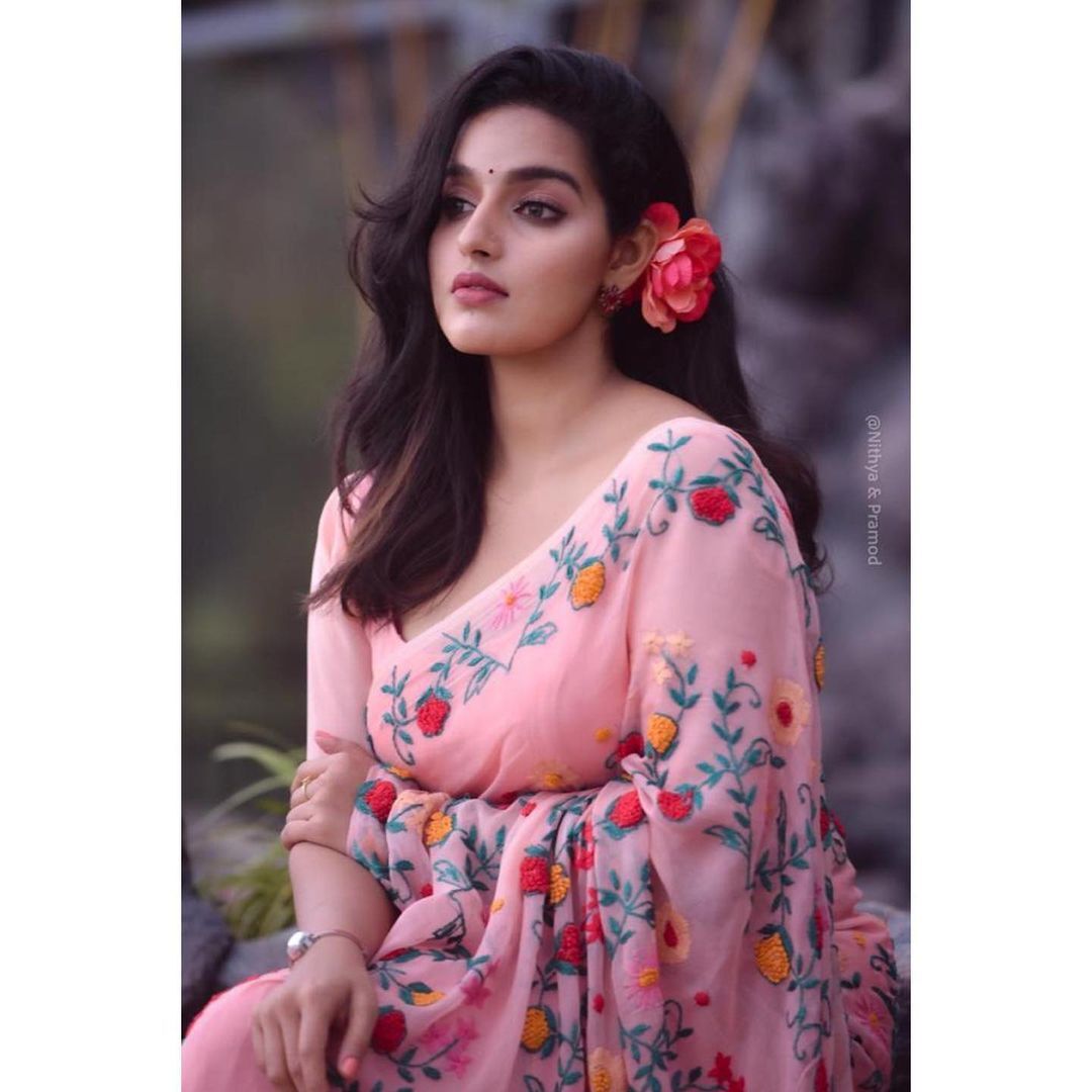 'റിയലി ഹോട്ട്'... യെല്ലോയിൽ മാളവിക മേനോന്റെ ഗ്ലാമർ ഫോട്ടോഷൂട്ട്, വൈറൽ ചിത്രങ്ങൾ കാണാം