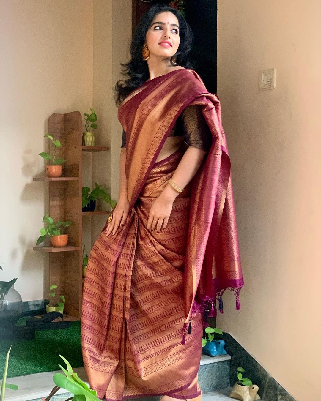 'റിയലി ഹോട്ട്'... യെല്ലോയിൽ മാളവിക മേനോന്റെ ഗ്ലാമർ ഫോട്ടോഷൂട്ട്, വൈറൽ ചിത്രങ്ങൾ കാണാം