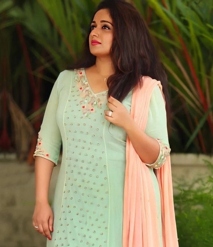 വിദേശത്താണോ? 6 മാസങ്ങൾക്ക് ശേഷം 'പ്രത്യക്ഷപ്പെട്ട്' കാവ്യാ മാധവൻ, ചിത്രങ്ങൾ