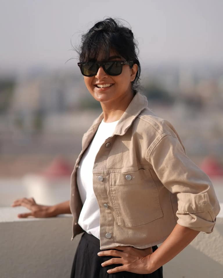 ചിരിയാണ് സാറേ മെയിൻ.. നിറഞ്ഞ് ചിരിച്ച് മഞ്ജു വാര്യർ, പുതിയ ചിത്രങ്ങൾ വൈറൽ