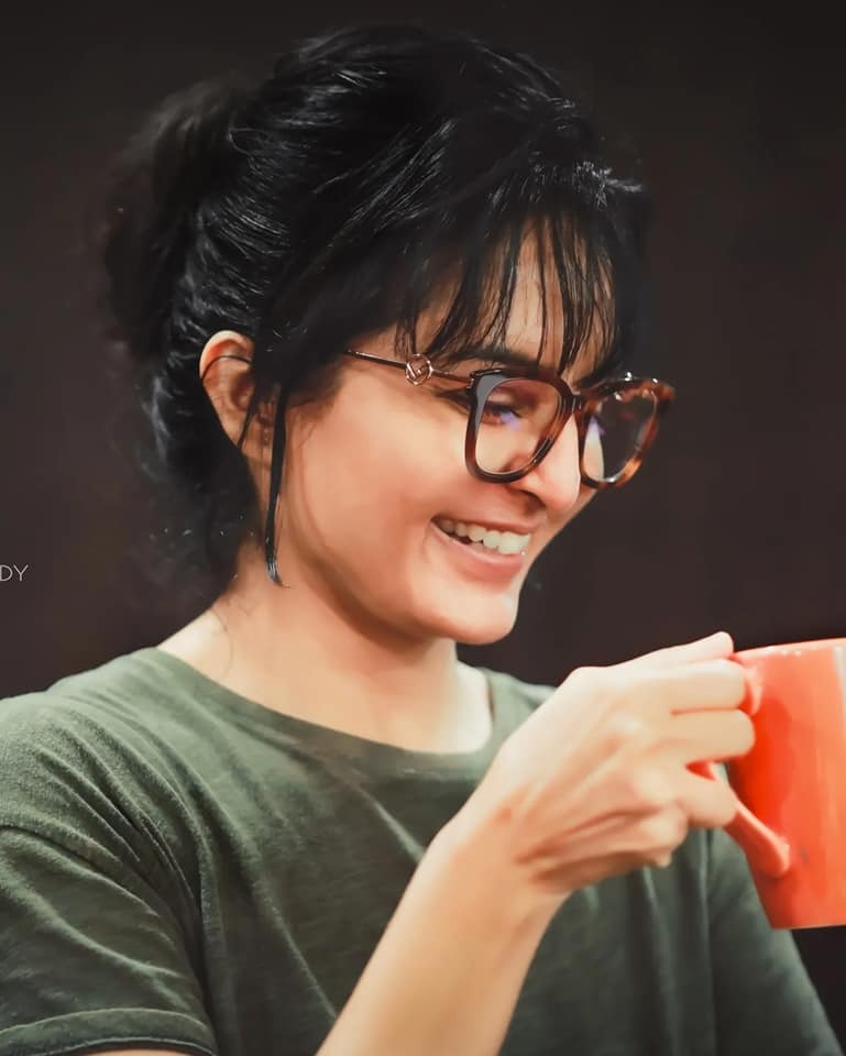 ചിരിയാണ് സാറേ മെയിൻ.. നിറഞ്ഞ് ചിരിച്ച് മഞ്ജു വാര്യർ, പുതിയ ചിത്രങ്ങൾ വൈറൽ