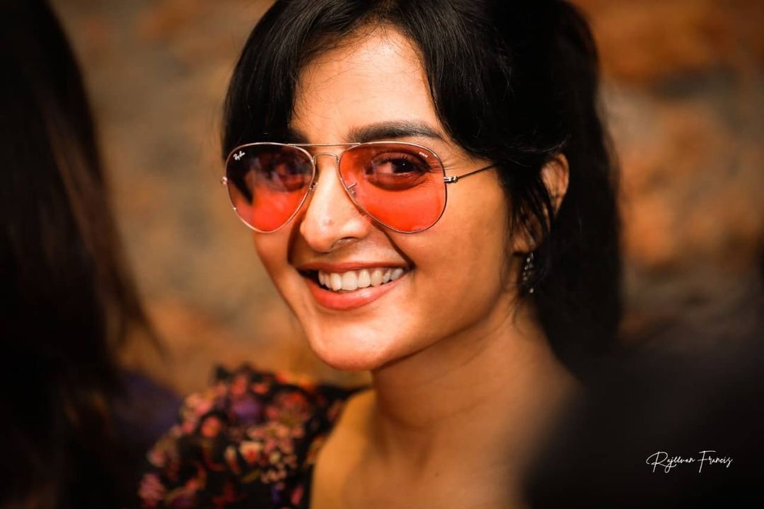 ചിരിയാണ് സാറേ മെയിൻ.. നിറഞ്ഞ് ചിരിച്ച് മഞ്ജു വാര്യർ, പുതിയ ചിത്രങ്ങൾ വൈറൽ