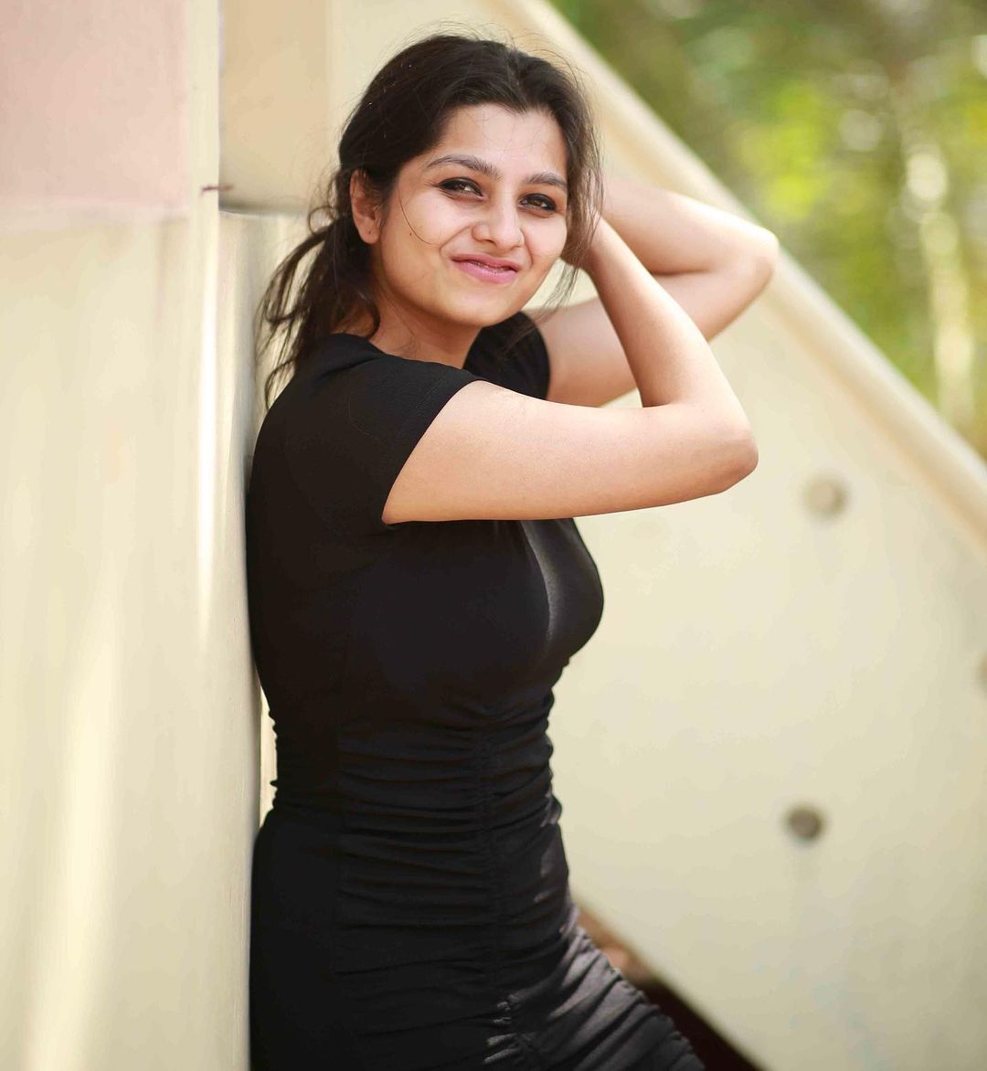 നാടൻ സുന്ദരിയല്ല, ഇത് വേറെ ലെവൽ... കിടിലൻ ലുക്കിൽ നടി നിരഞ്ജന അനൂപ്, ചിത്രങ്ങൾ കാണാം