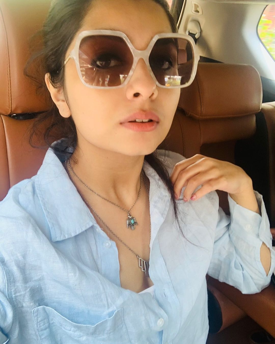 നാടൻ സുന്ദരിയല്ല, ഇത് വേറെ ലെവൽ... കിടിലൻ ലുക്കിൽ നടി നിരഞ്ജന അനൂപ്, ചിത്രങ്ങൾ കാണാം