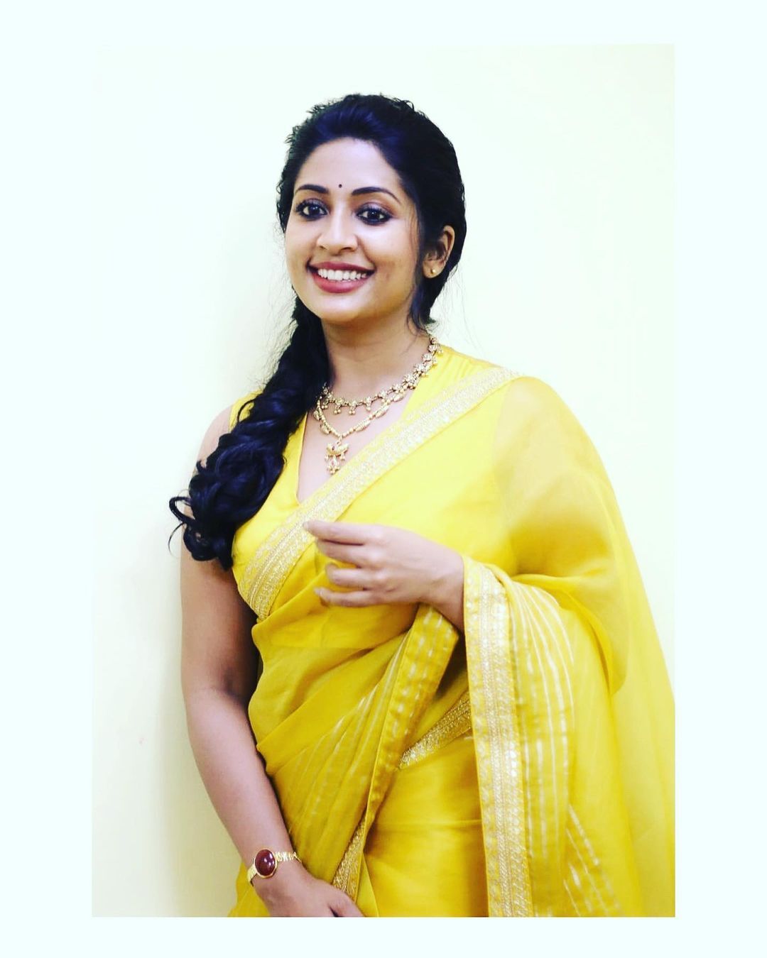മഞ്ഞക്കിളി അഴകില്‍ നവ്യ നായര്‍; പുതിയ ചിത്രങ്ങള്‍ വൈറലാകുന്നു 
