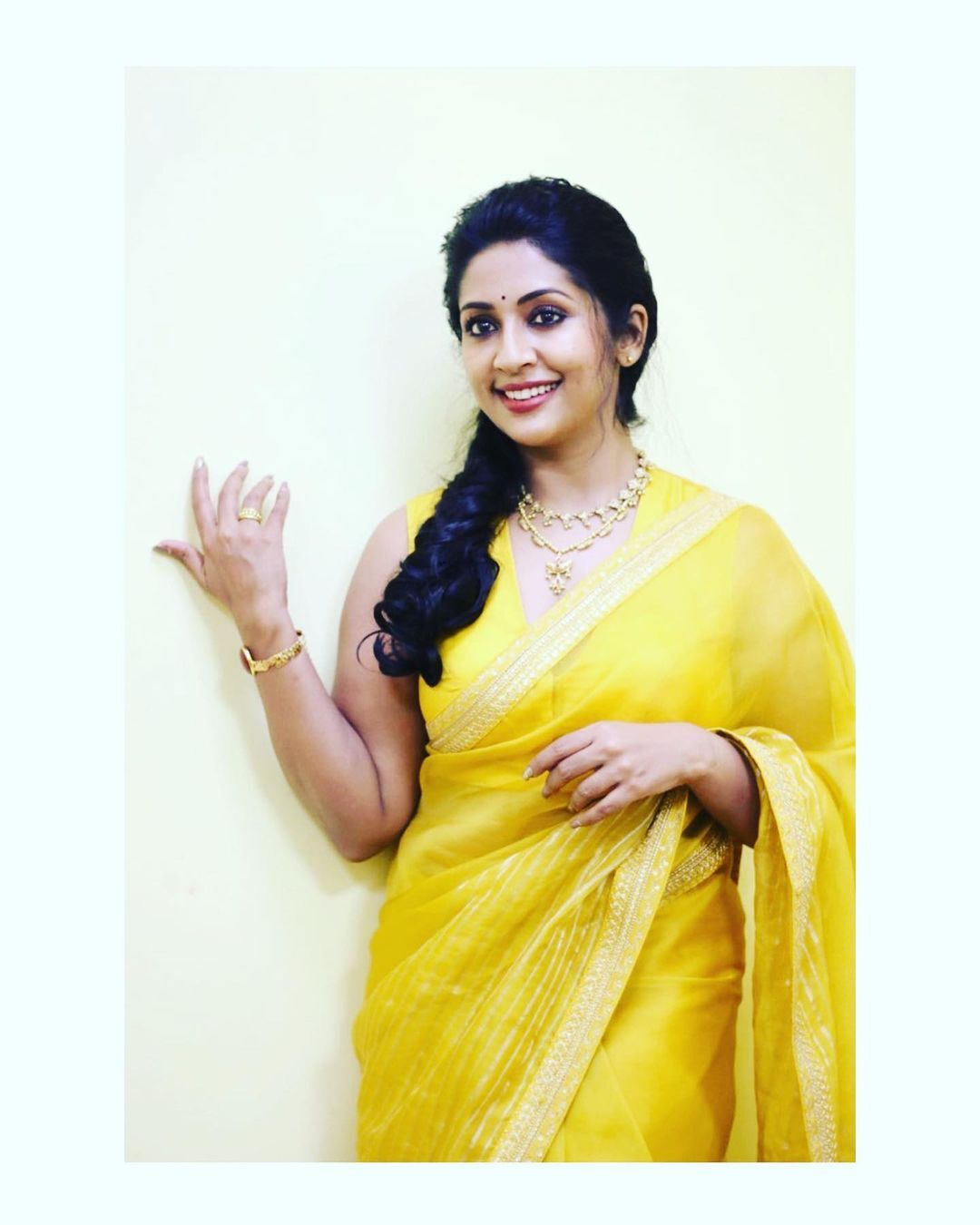 മഞ്ഞക്കിളി അഴകില്‍ നവ്യ നായര്‍; പുതിയ ചിത്രങ്ങള്‍ വൈറലാകുന്നു 