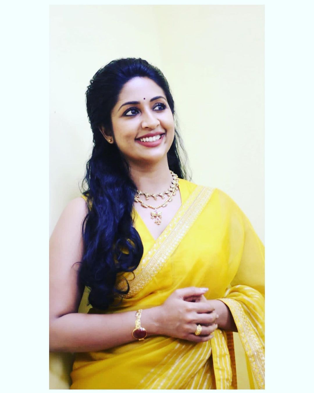മഞ്ഞക്കിളി അഴകില്‍ നവ്യ നായര്‍; പുതിയ ചിത്രങ്ങള്‍ വൈറലാകുന്നു 