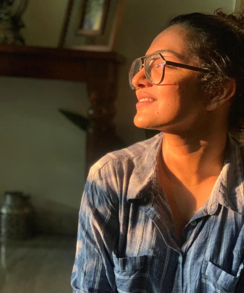 'ഇതേത് ആസനം'? ചിരിപ്പിച്ച് പാർവ്വതിയുടെ പുതിയ പോസ്, ചിത്രം വൈറൽ