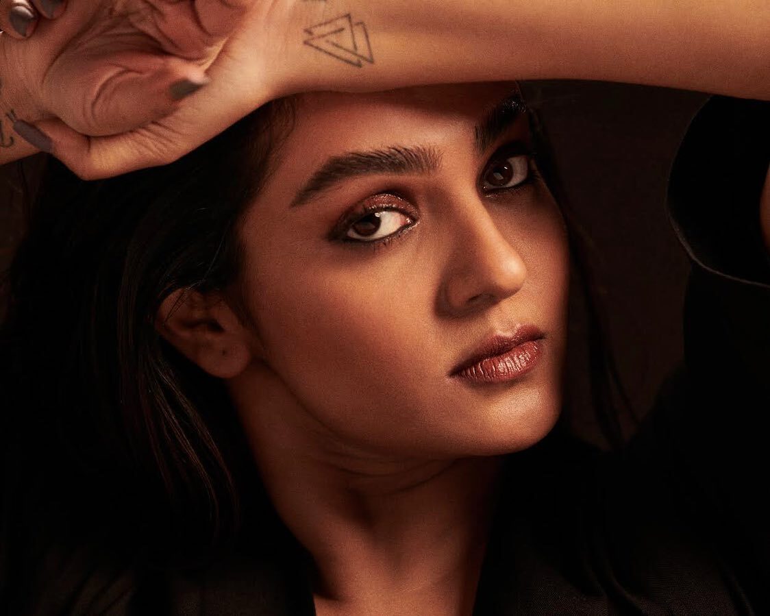 'ഇതേത് ആസനം'? ചിരിപ്പിച്ച് പാർവ്വതിയുടെ പുതിയ പോസ്, ചിത്രം വൈറൽ