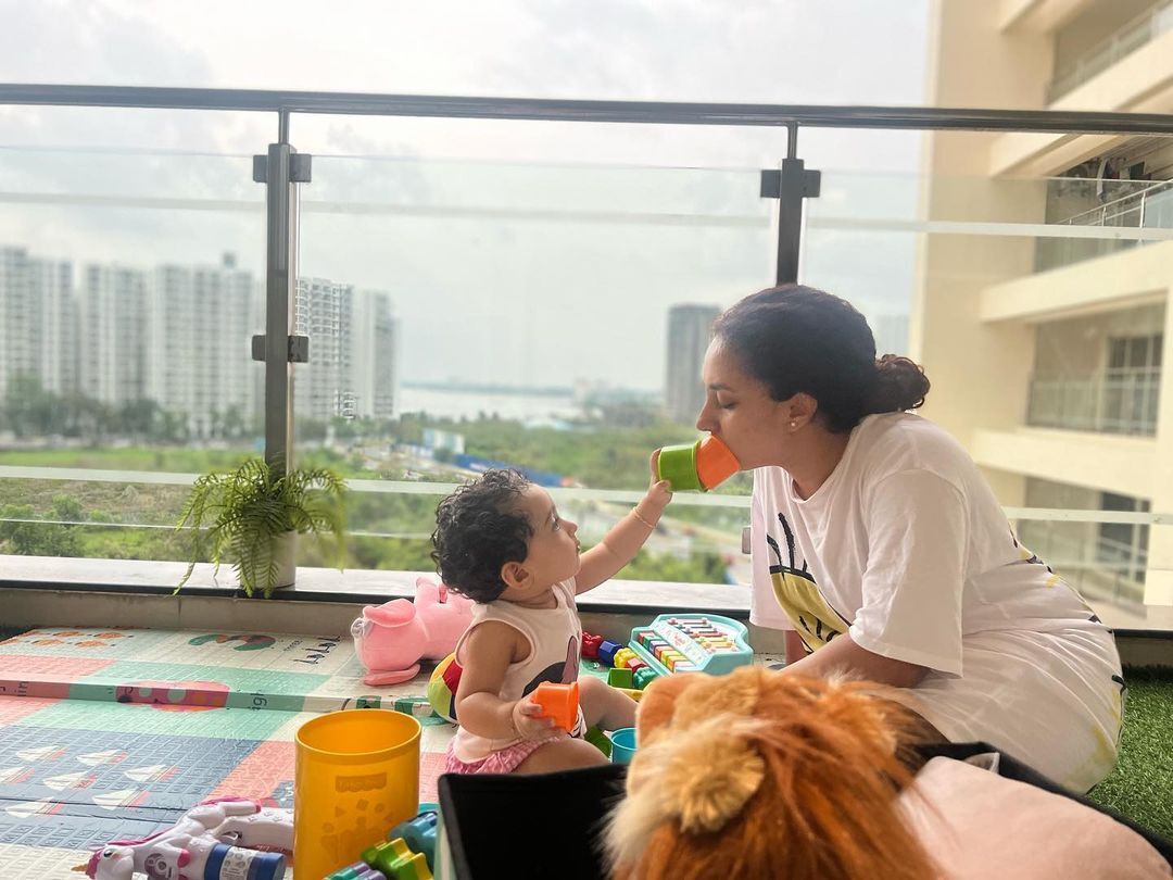 കുഞ്ഞിനൊപ്പം ഹാപ്പിയാണ്;  പേർളി മാണിയുടെ ചിത്രങ്ങളോ ? വൈറൽ ആണ്