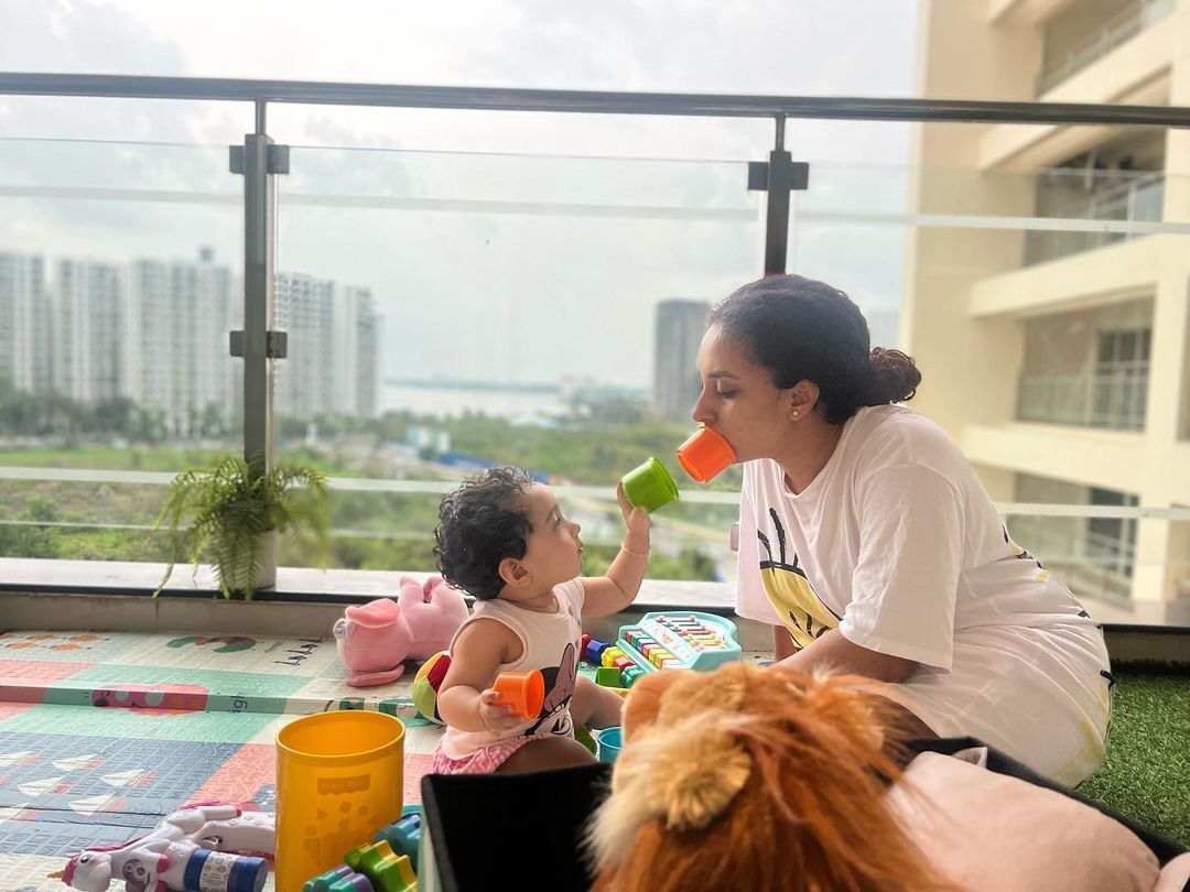 കുഞ്ഞിനൊപ്പം ഹാപ്പിയാണ്;  പേർളി മാണിയുടെ ചിത്രങ്ങളോ ? വൈറൽ ആണ്