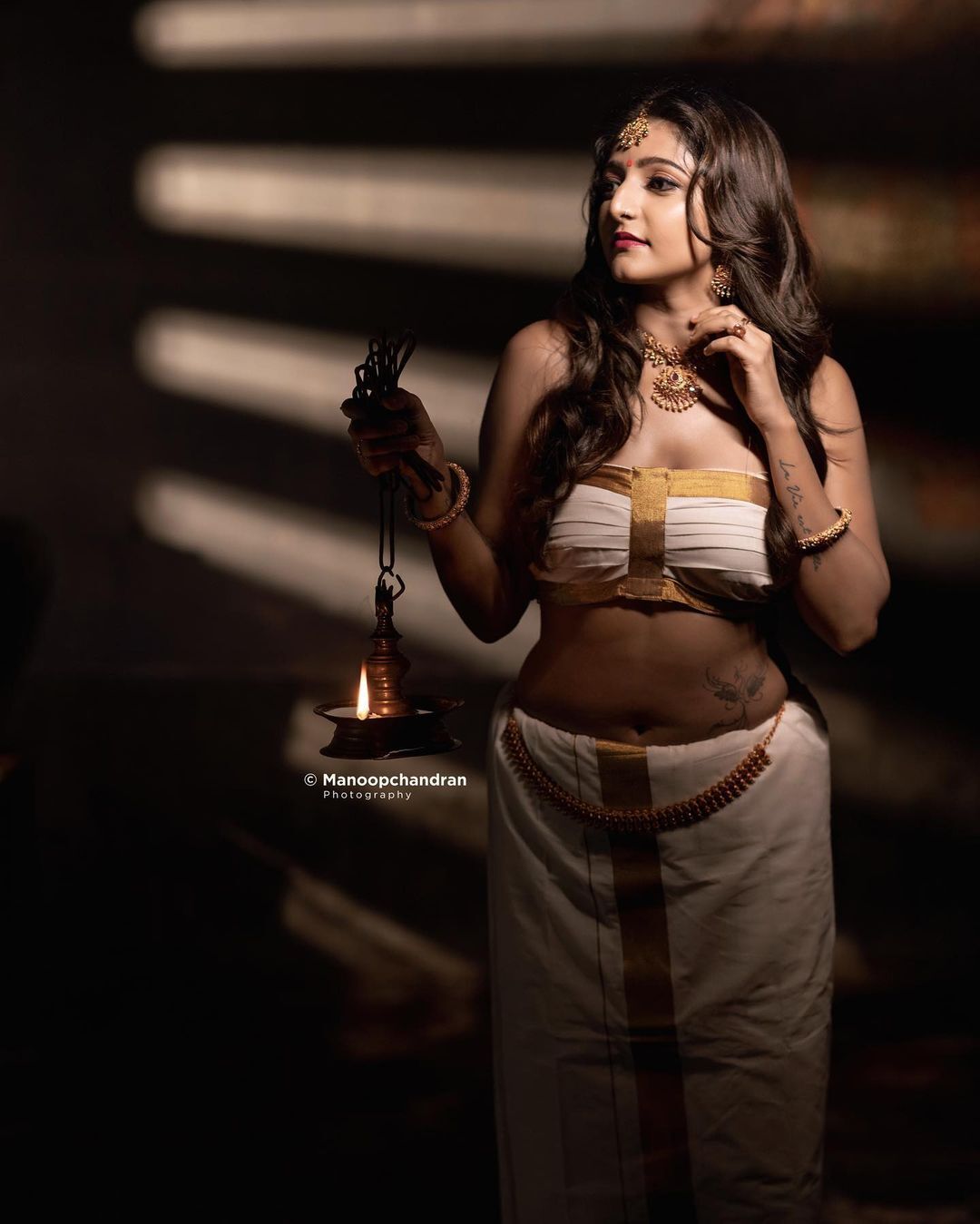 PHOTOS : கேரளா புத்தாண்டு....தெறிக்க விடும் மாடல் அழகிகள்....கலக்கல் புகைப்படங்கள் இங்கே!