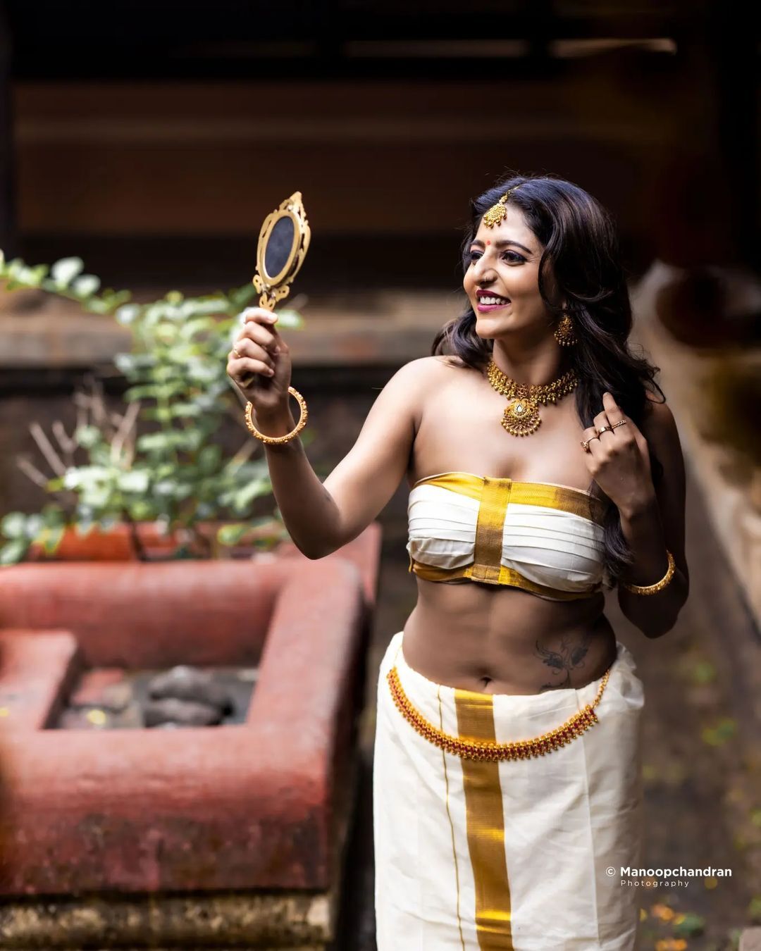 PHOTOS : கேரளா புத்தாண்டு....தெறிக்க விடும் மாடல் அழகிகள்....கலக்கல் புகைப்படங்கள் இங்கே!