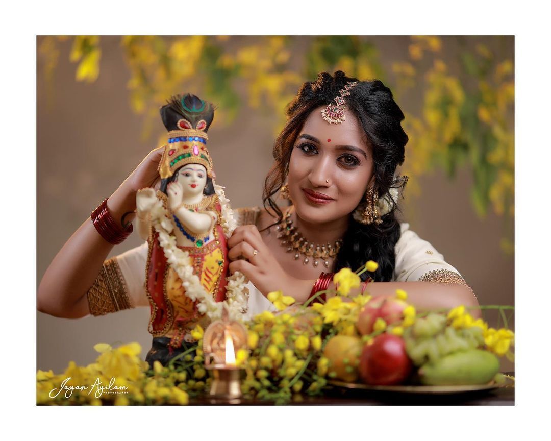 PHOTOS : கேரளா புத்தாண்டு....தெறிக்க விடும் மாடல் அழகிகள்....கலக்கல் புகைப்படங்கள் இங்கே!