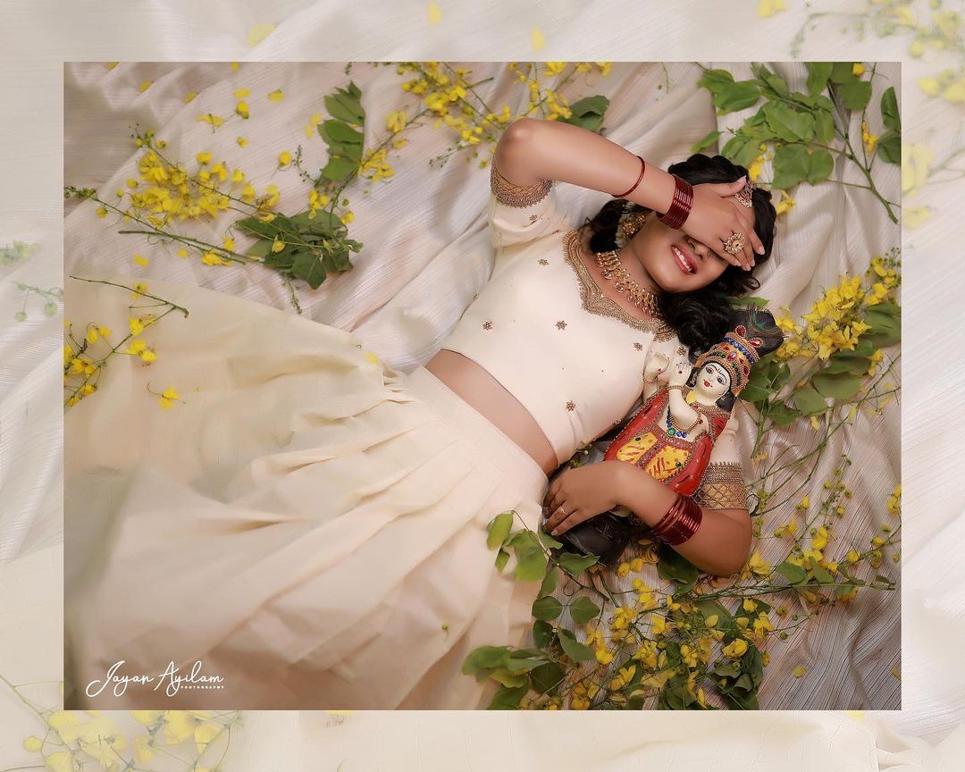 PHOTOS : கேரளா புத்தாண்டு....தெறிக்க விடும் மாடல் அழகிகள்....கலக்கல் புகைப்படங்கள் இங்கே!