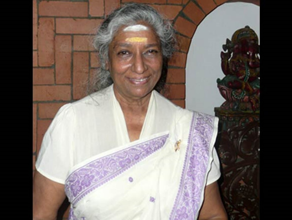 PHOTOS : இசைக் குயில் எஸ்.ஜானகியின் பிறந்த நாள் இன்று!