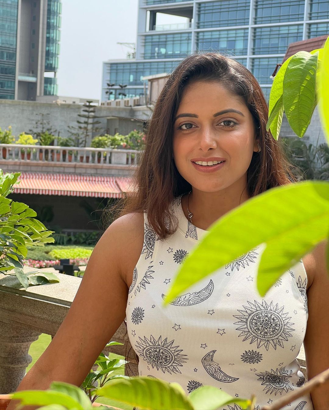 PHOTOS : ப்பா.. மாடர்ன் உடையில் ஆளை மயக்கும் சினேகா பால்... கிறங்கடிக்கும் லேட்டஸ்ட் நச் போட்டோஸ்! 