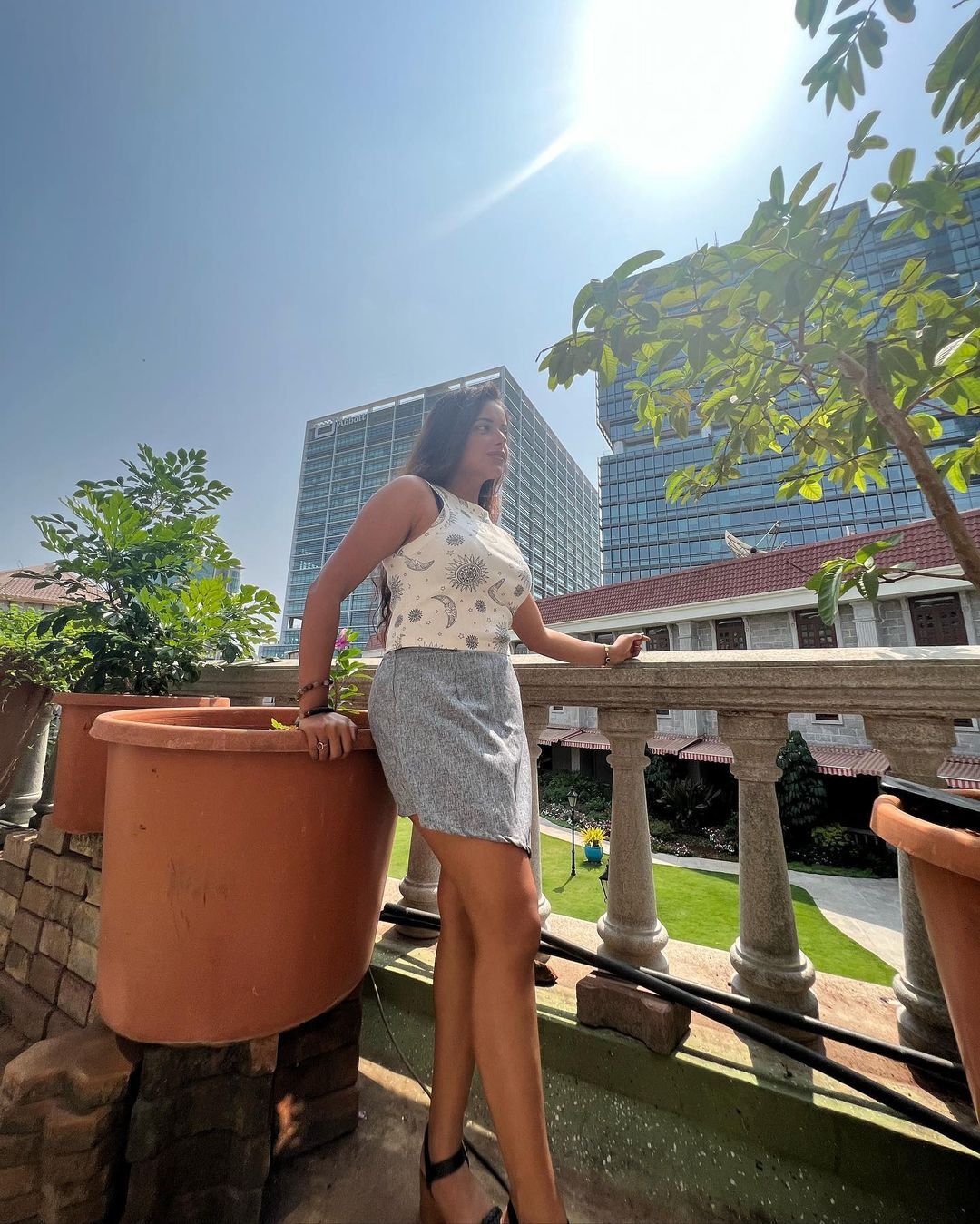 PHOTOS : ப்பா.. மாடர்ன் உடையில் ஆளை மயக்கும் சினேகா பால்... கிறங்கடிக்கும் லேட்டஸ்ட் நச் போட்டோஸ்! 