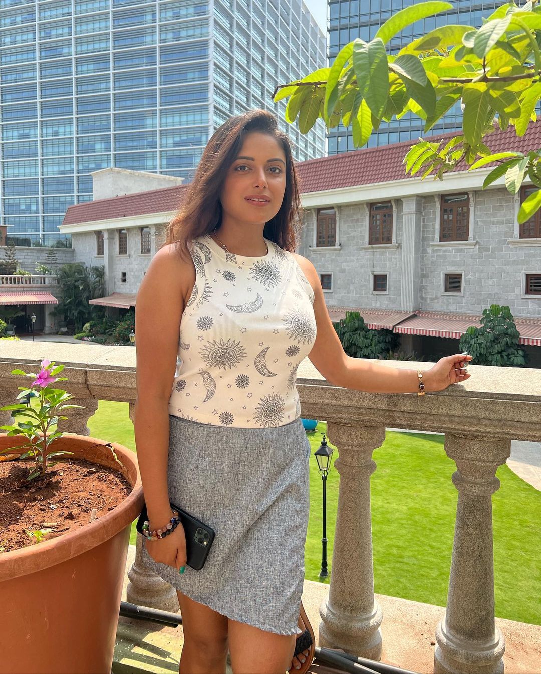 PHOTOS : ப்பா.. மாடர்ன் உடையில் ஆளை மயக்கும் சினேகா பால்... கிறங்கடிக்கும் லேட்டஸ்ட் நச் போட்டோஸ்! 