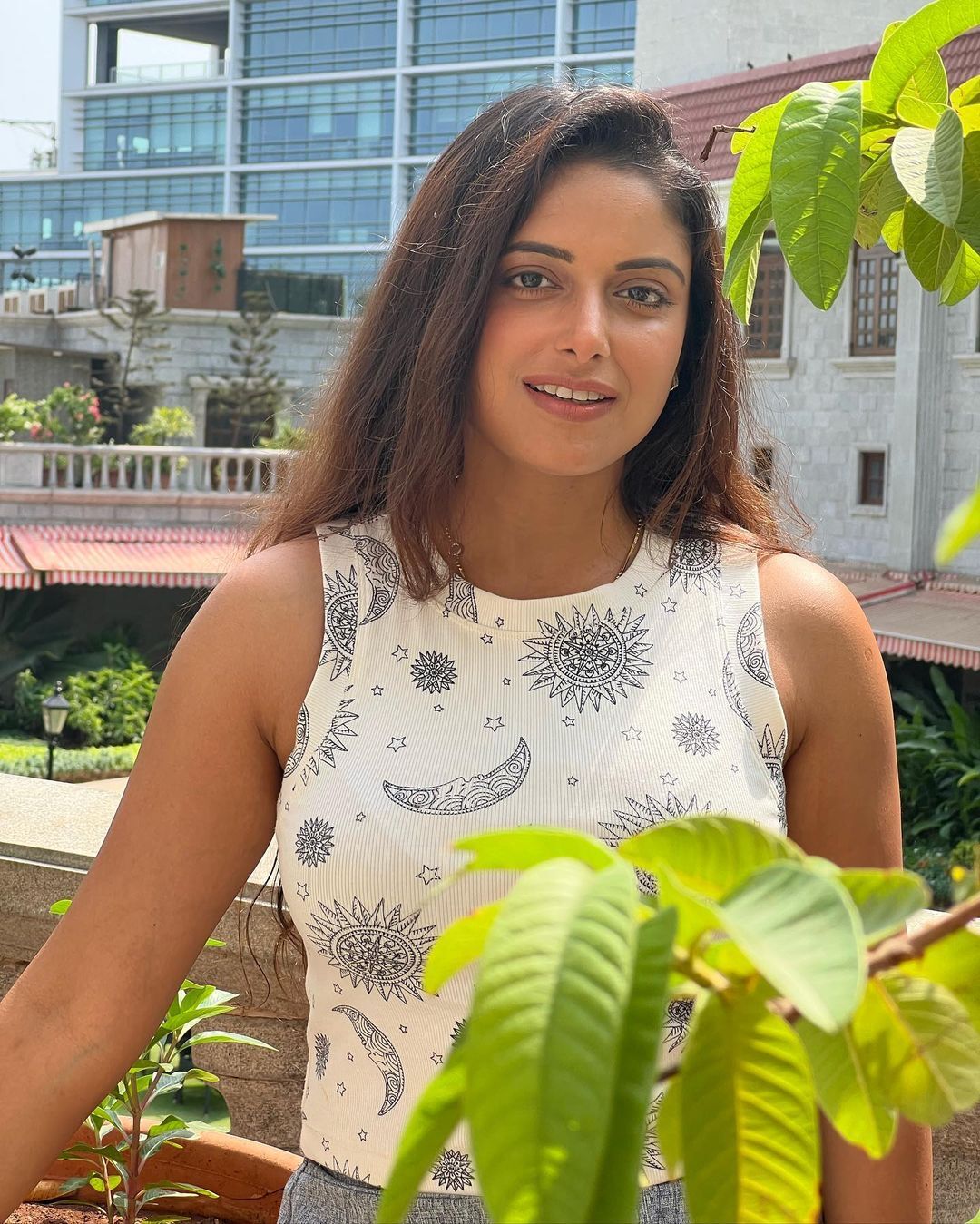 PHOTOS : ப்பா.. மாடர்ன் உடையில் ஆளை மயக்கும் சினேகா பால்... கிறங்கடிக்கும் லேட்டஸ்ட் நச் போட்டோஸ்! 