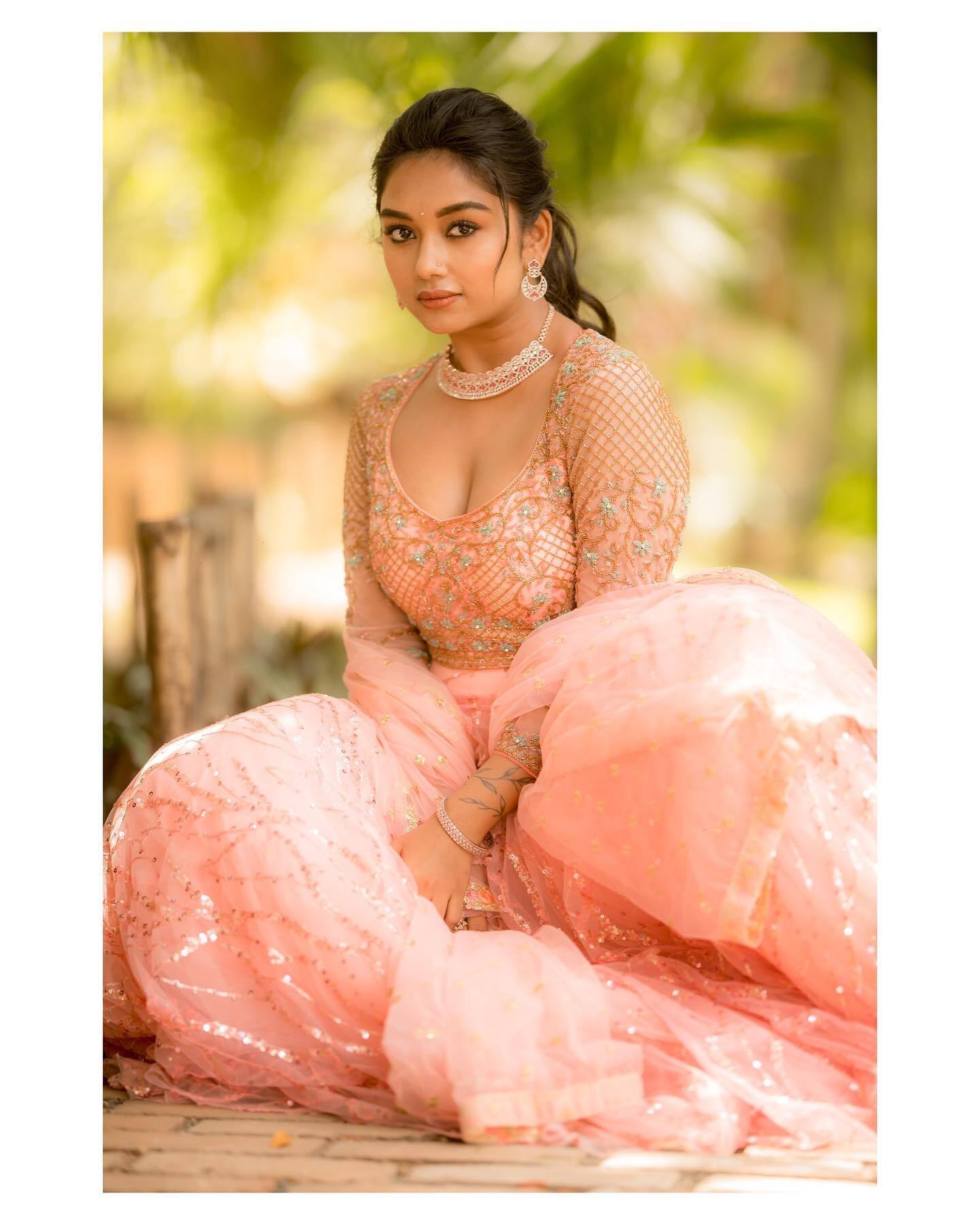 PHOTOS :  ப்பா... பப்பாளி பழம் போல் ஜொலி ஜொலிக்கும் பிரீத்தி சர்மா.. கவிழ்ந்து போன ரசிகர்கள்.. லேட்டஸ்ட் நச் போட்டோஸ் இதோ!