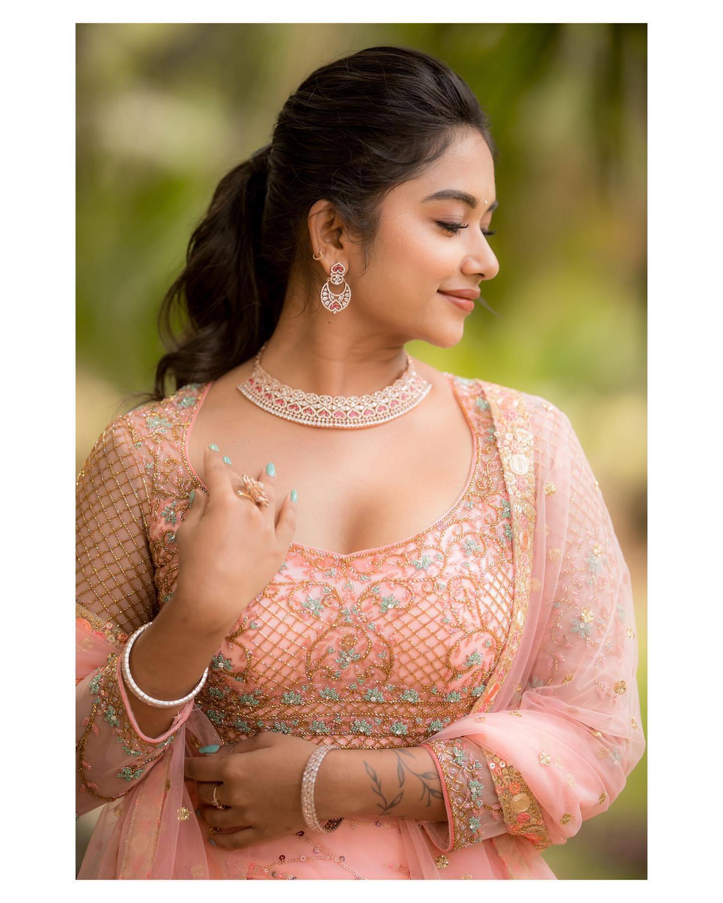 PHOTOS :  ப்பா... பப்பாளி பழம் போல் ஜொலி ஜொலிக்கும் பிரீத்தி சர்மா.. கவிழ்ந்து போன ரசிகர்கள்.. லேட்டஸ்ட் நச் போட்டோஸ் இதோ!