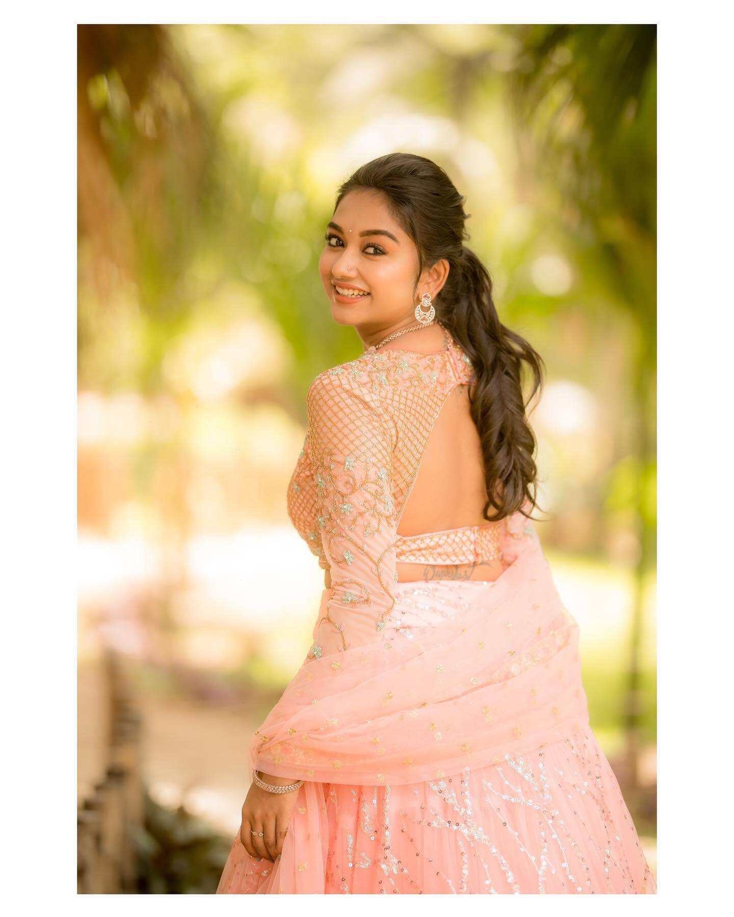 PHOTOS :  ப்பா... பப்பாளி பழம் போல் ஜொலி ஜொலிக்கும் பிரீத்தி சர்மா.. கவிழ்ந்து போன ரசிகர்கள்.. லேட்டஸ்ட் நச் போட்டோஸ் இதோ!