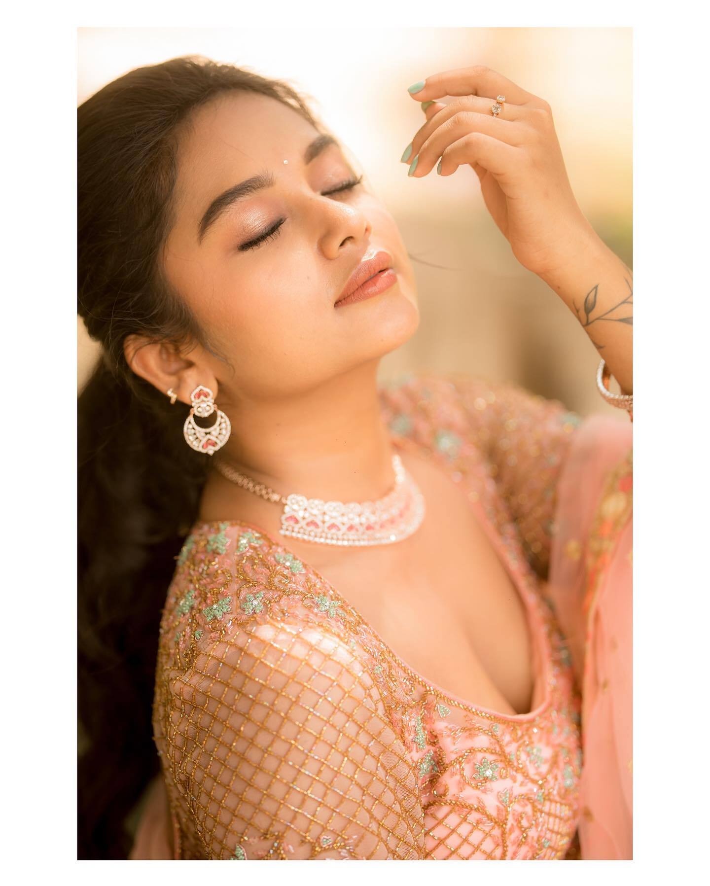 PHOTOS :  ப்பா... பப்பாளி பழம் போல் ஜொலி ஜொலிக்கும் பிரீத்தி சர்மா.. கவிழ்ந்து போன ரசிகர்கள்.. லேட்டஸ்ட் நச் போட்டோஸ் இதோ!