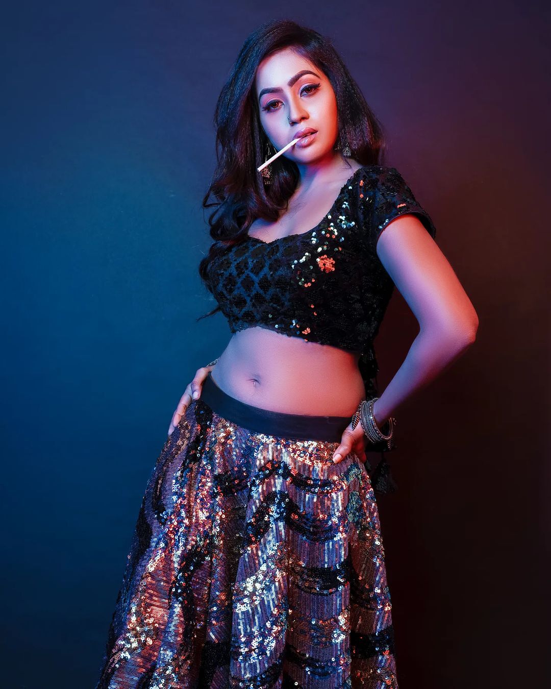 PHOTOS : அச்சச்சோ.. புடவை எங்க போச்சு? வேற லெவல் போஸில் ஆளை மயக்கும் க்ருத்திகா.. நச் போட்டோஸ் இதோ!