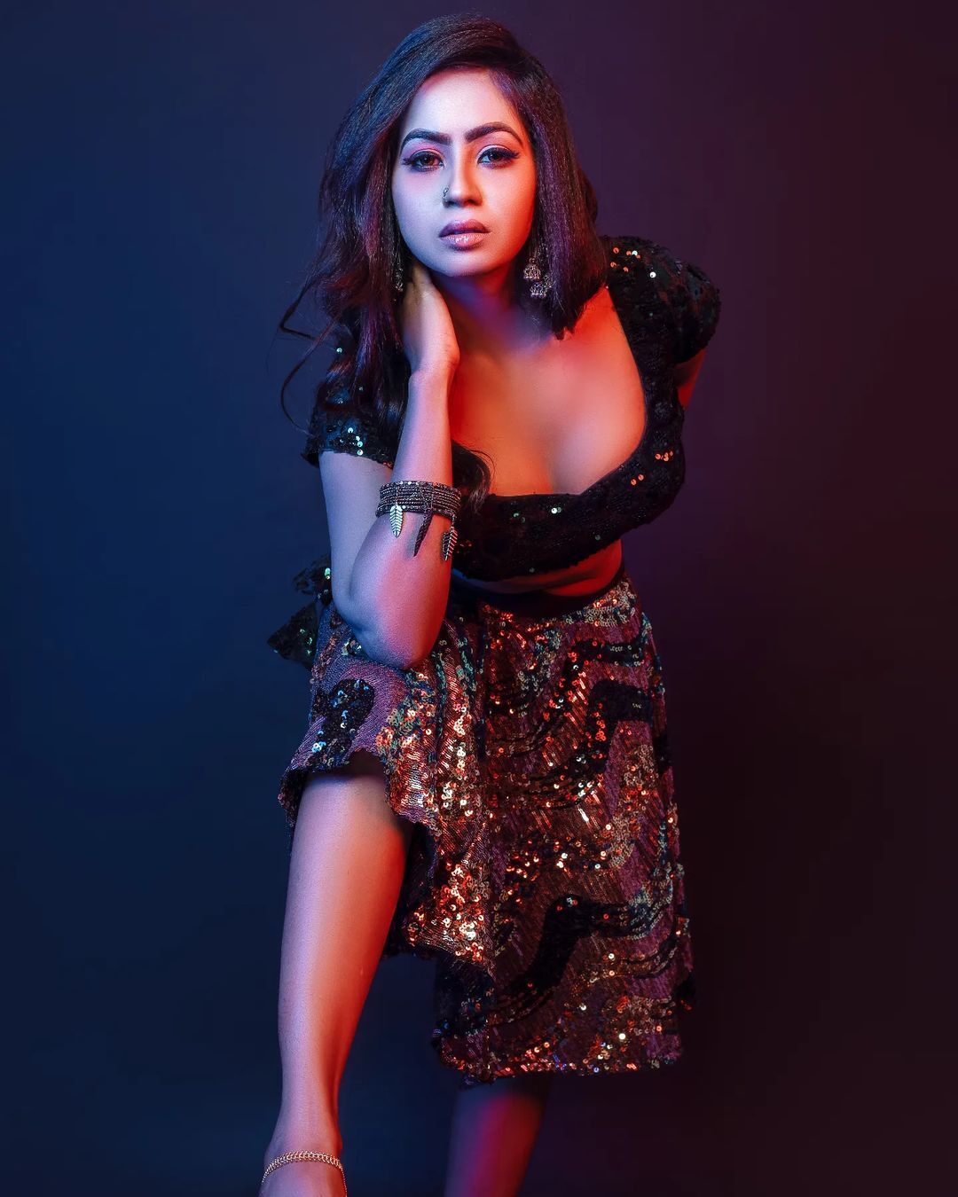 PHOTOS : அச்சச்சோ.. புடவை எங்க போச்சு? வேற லெவல் போஸில் ஆளை மயக்கும் க்ருத்திகா.. நச் போட்டோஸ் இதோ!