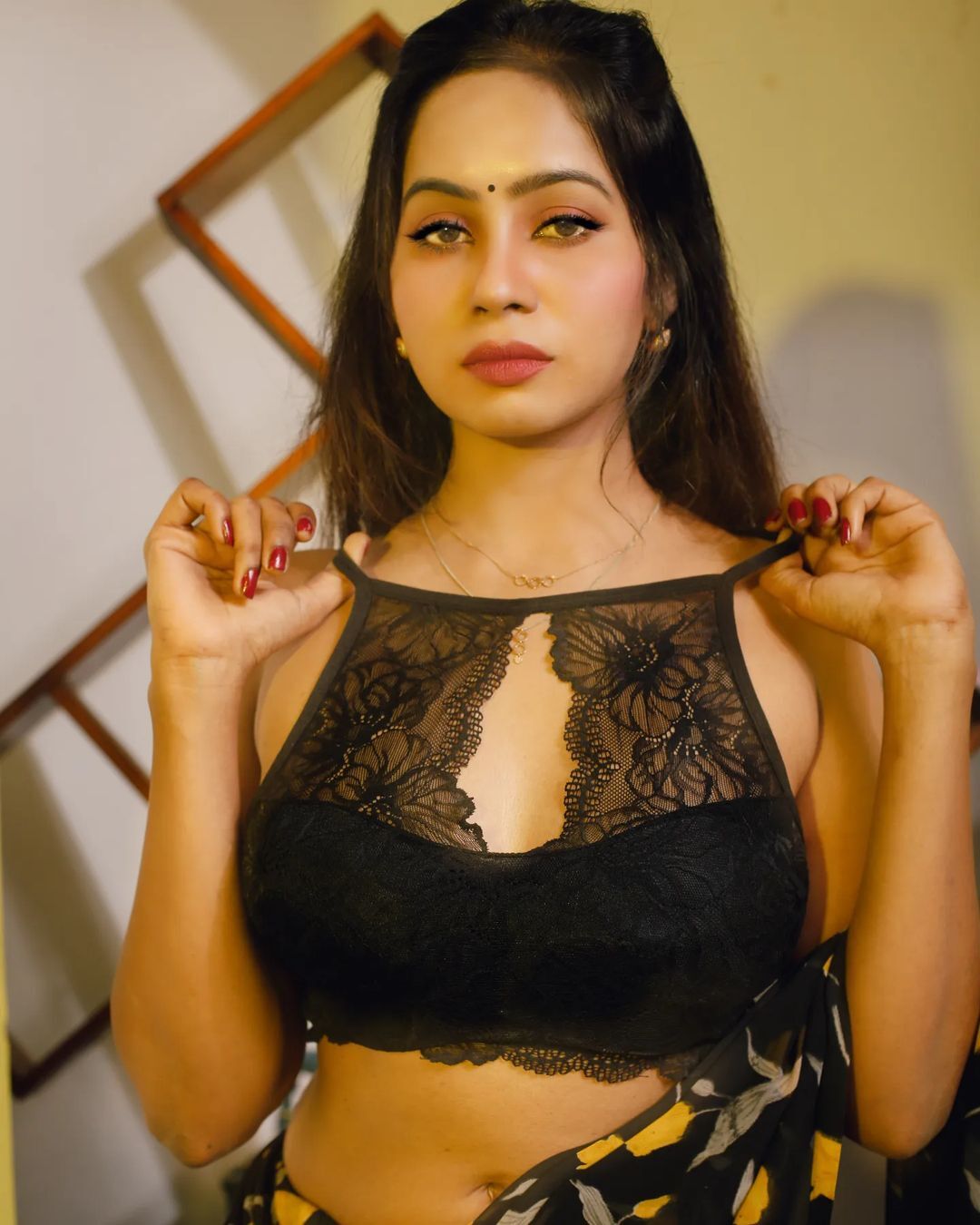 PHOTOS : அச்சச்சோ.. புடவை எங்க போச்சு? வேற லெவல் போஸில் ஆளை மயக்கும் க்ருத்திகா.. நச் போட்டோஸ் இதோ!