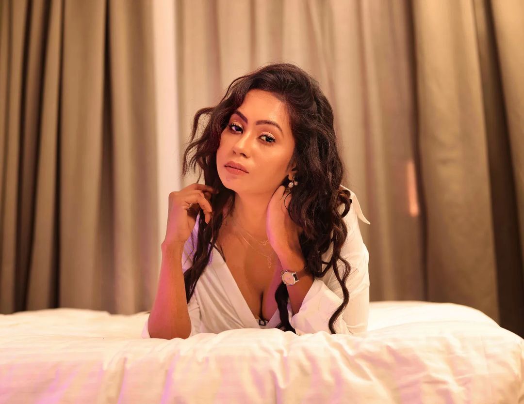 PHOTOS : அச்சச்சோ.. புடவை எங்க போச்சு? வேற லெவல் போஸில் ஆளை மயக்கும் க்ருத்திகா.. நச் போட்டோஸ் இதோ!