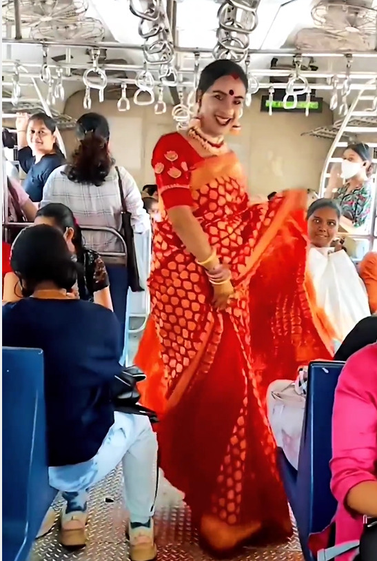 PHOTOS : ஓடும் ரயிலில் குத்தாட்டம் போட்ட திருநங்கை.. வியந்துபோன பயணிகள்... எங்கன்னு தெரியுமா? படங்கள்! 