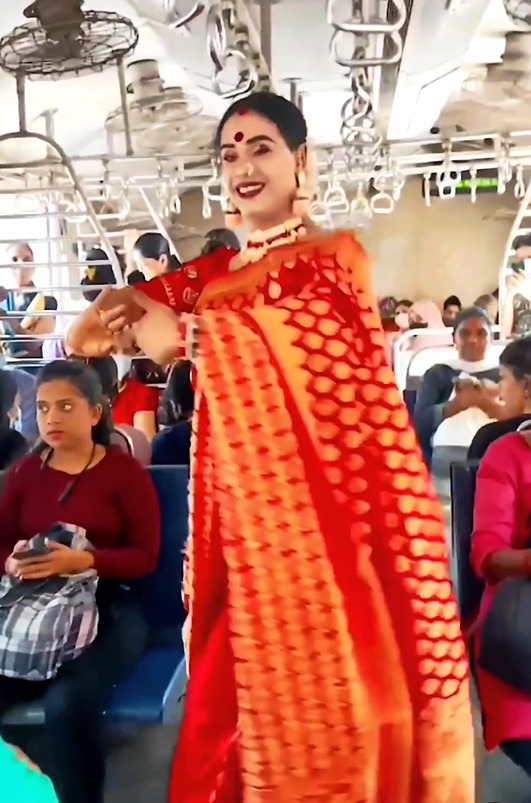 PHOTOS : ஓடும் ரயிலில் குத்தாட்டம் போட்ட திருநங்கை.. வியந்துபோன பயணிகள்... எங்கன்னு தெரியுமா? படங்கள்! 