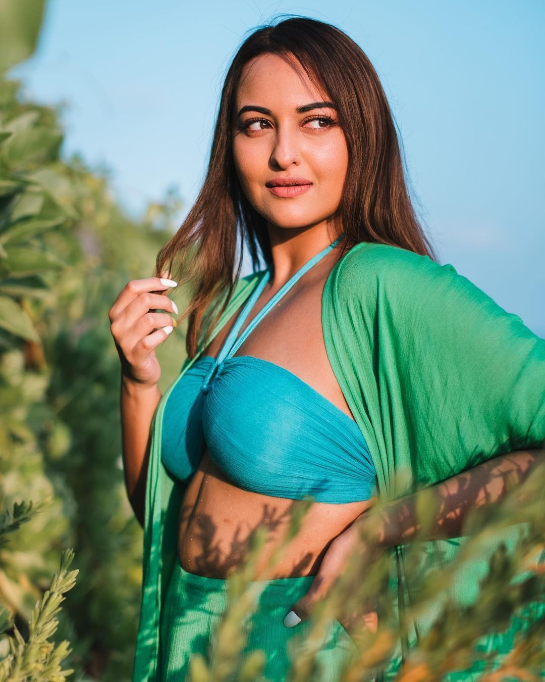  व्हाइट कलर के बिकिनी टॉप में सोनाक्षी सिन्हा ने उड़ाए होश, देखें स्‍टनिंग photos 