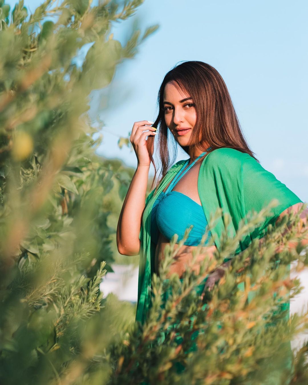  व्हाइट कलर के बिकिनी टॉप में सोनाक्षी सिन्हा ने उड़ाए होश, देखें स्‍टनिंग photos 