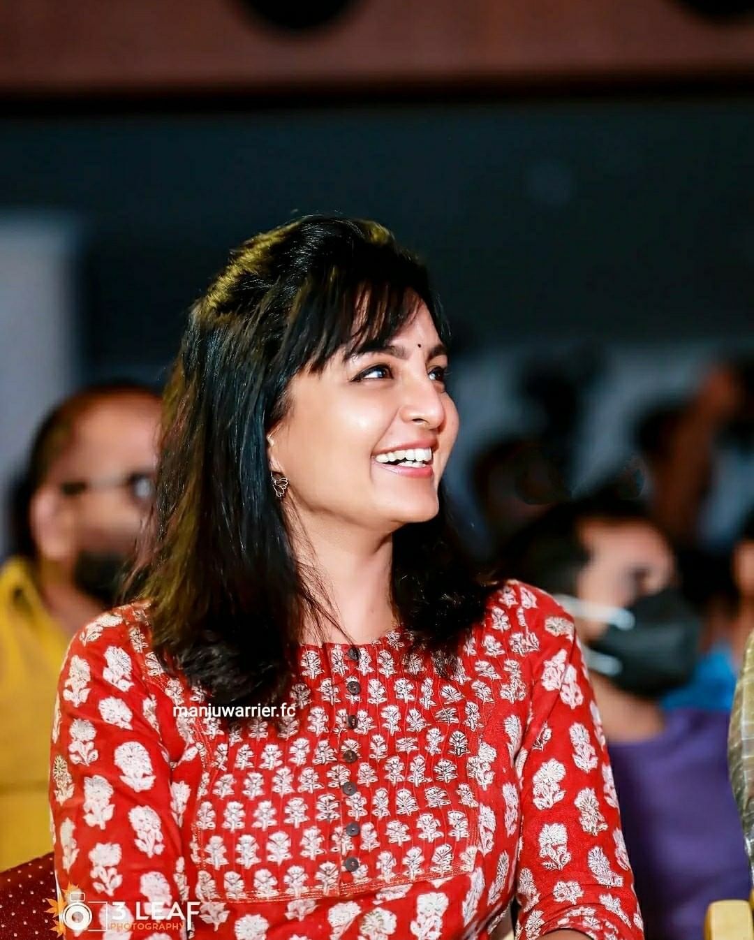   'വേഷം കെട്ടില്ലാത്ത മഞ്ജു , കണ്ണു തള്ളി പോകുന്ന ലുക്ക്.. ചിരിയും'; വീണ്ടും ഞെട്ടിച്ച് മഞ്ജു വാര്യർ 