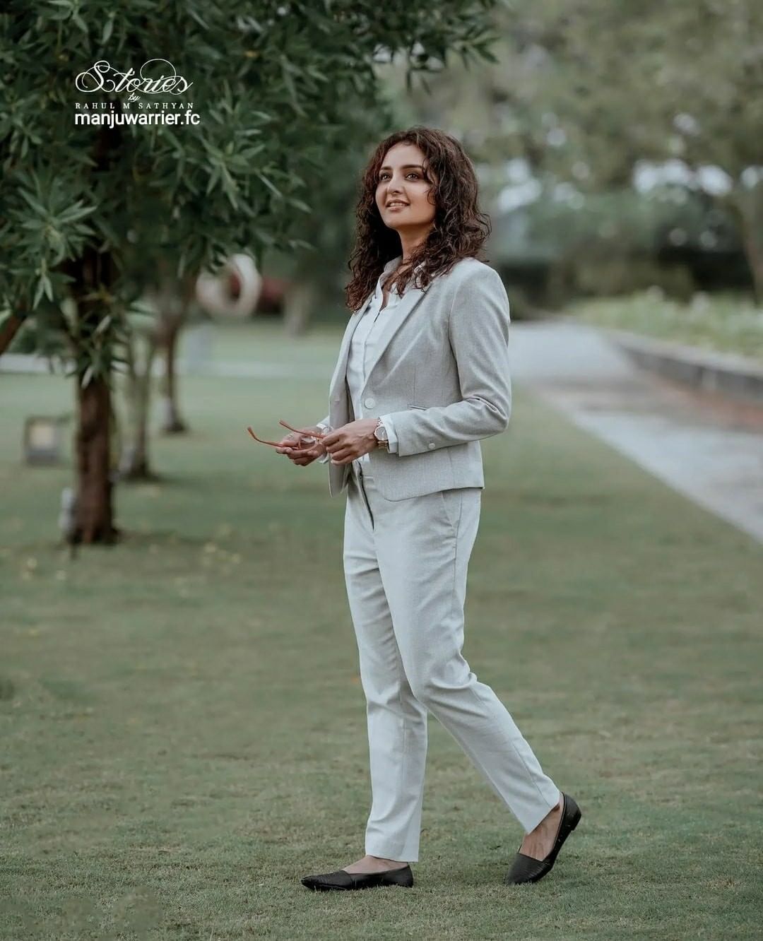   'വേഷം കെട്ടില്ലാത്ത മഞ്ജു , കണ്ണു തള്ളി പോകുന്ന ലുക്ക്.. ചിരിയും'; വീണ്ടും ഞെട്ടിച്ച് മഞ്ജു വാര്യർ 