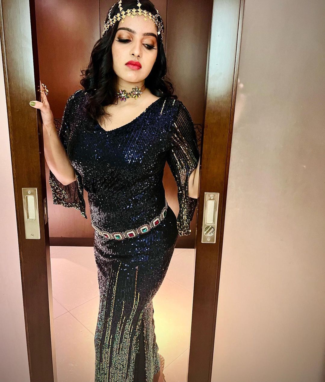  'മാളവിക ഇത് എന്ത് ഭാവിച്ചാണ്? കണ്ണെടുക്കാൻ തോന്നുന്നില്ല'; കിടിലൻ ലുക്ക് ഏറ്റെടുത്ത് ആരാധകർ