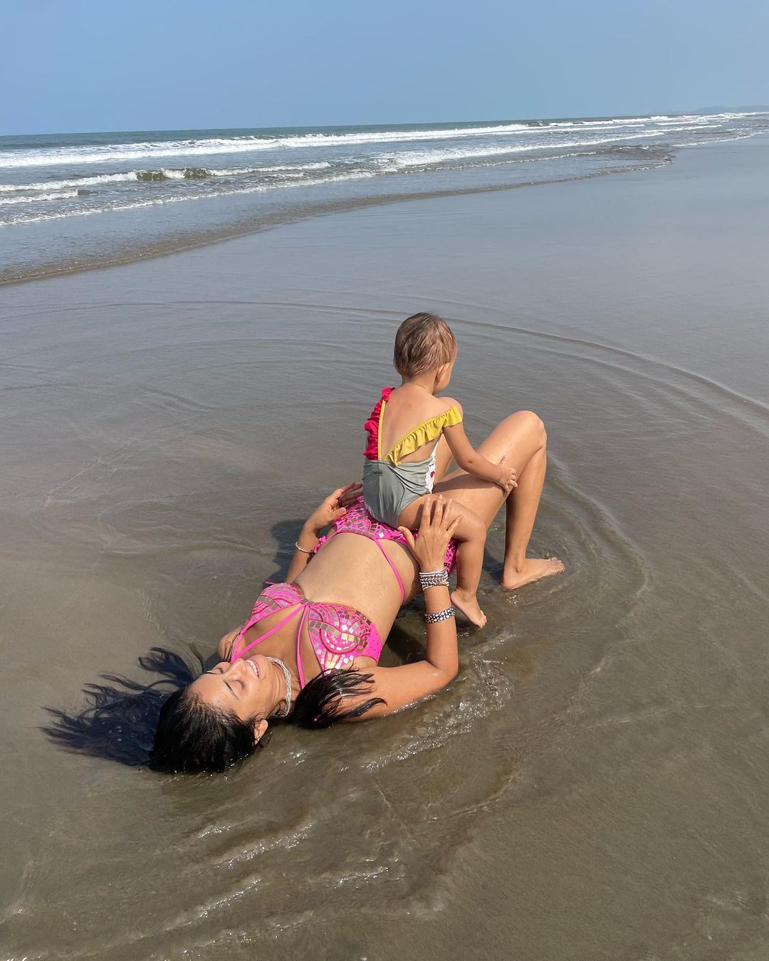 गोवा के बीच पर पिंक बिकनी में दिखीं अजय देवगन की ऑफस्क्रीन वाइफ श्रेया, देखें बोल्ड तस्वीरें