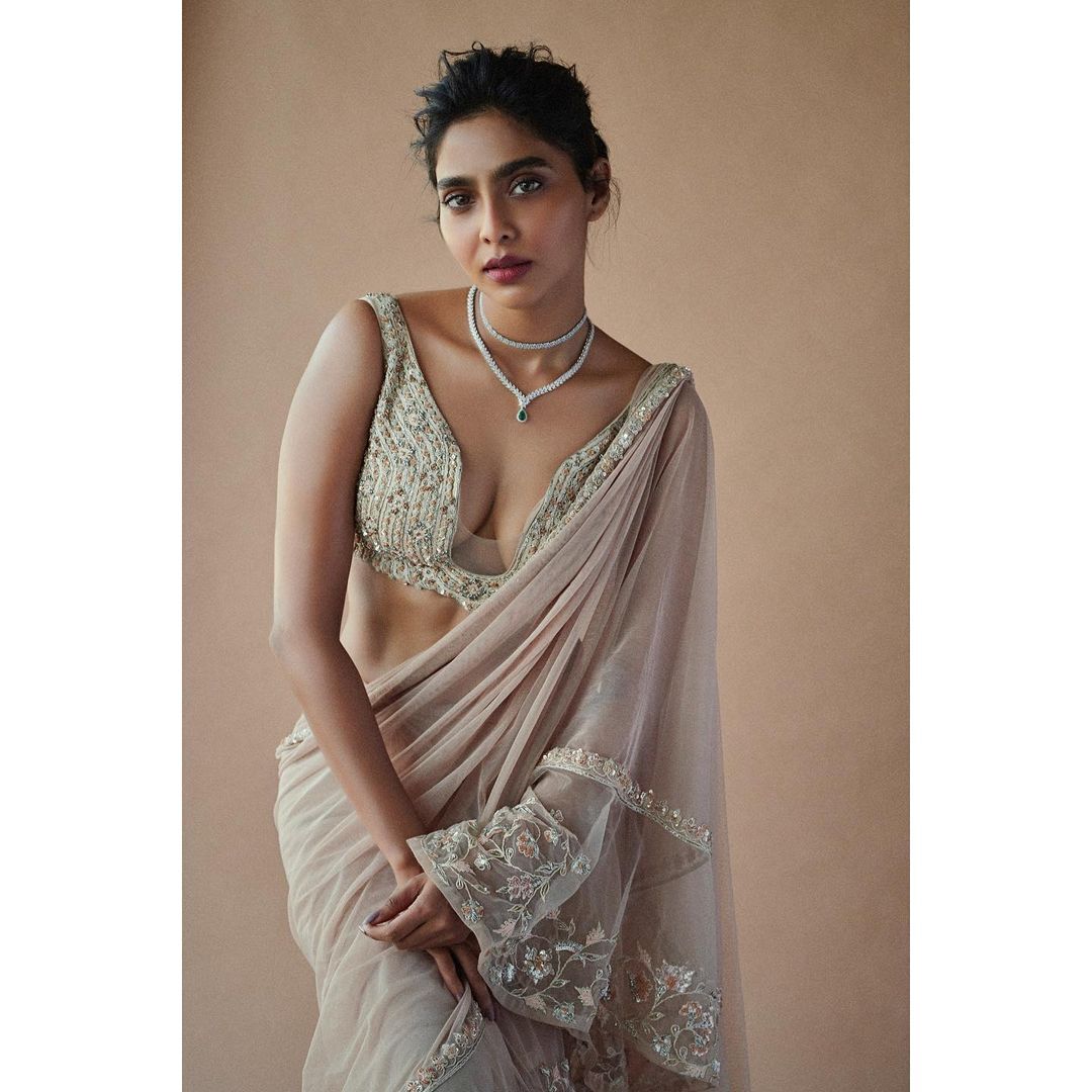  ഞെട്ടിച്ച് ഐശ്വര്യ ലക്ഷ്മി..'ഈ ബ്ലാക്ക് ബ്യൂട്ടി കൊള്ളാമല്ലോ'...വൈറൽ ഫോട്ടോകൾ