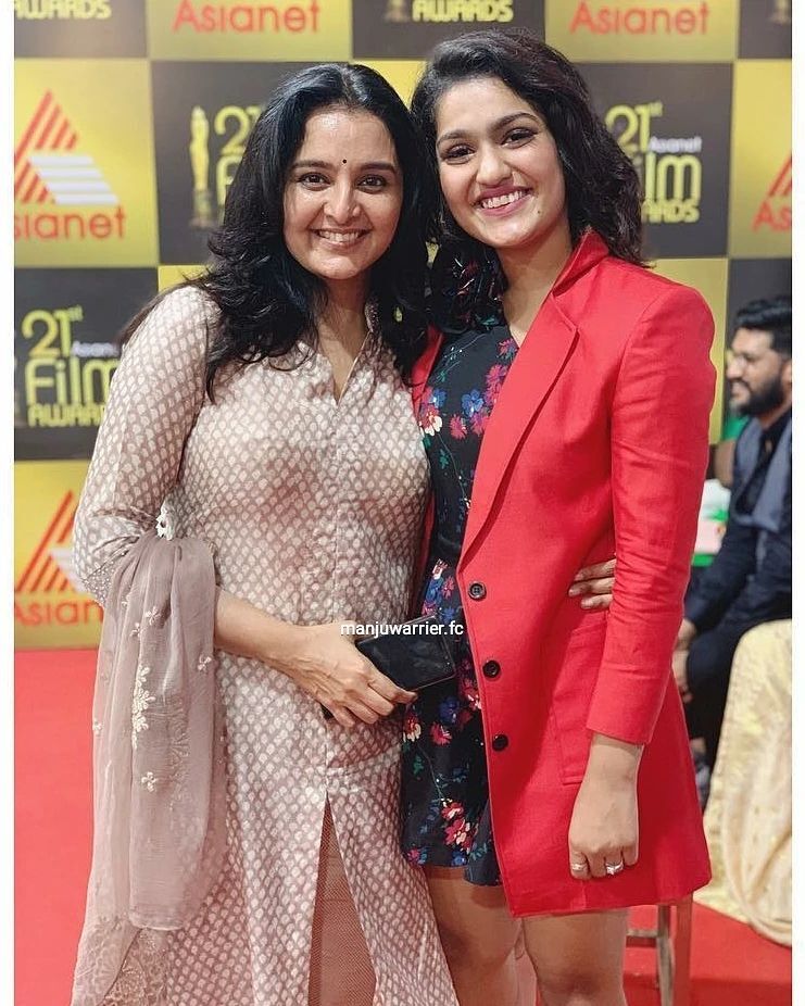   'സനൽ കുമാറിനുള്ള മറുപടിയോ?' കൂട്ടുകാർക്കൊപ്പം മഞ്ജുവിന്റെ കിടിലിൻ സെൽഫികൾ.. വൻ വൈറൽ 